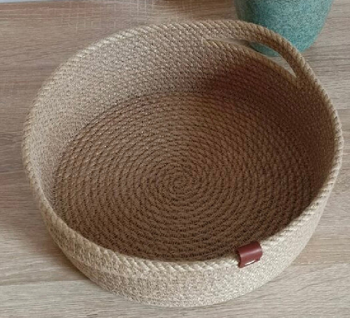 Round jute fruit basket with handles