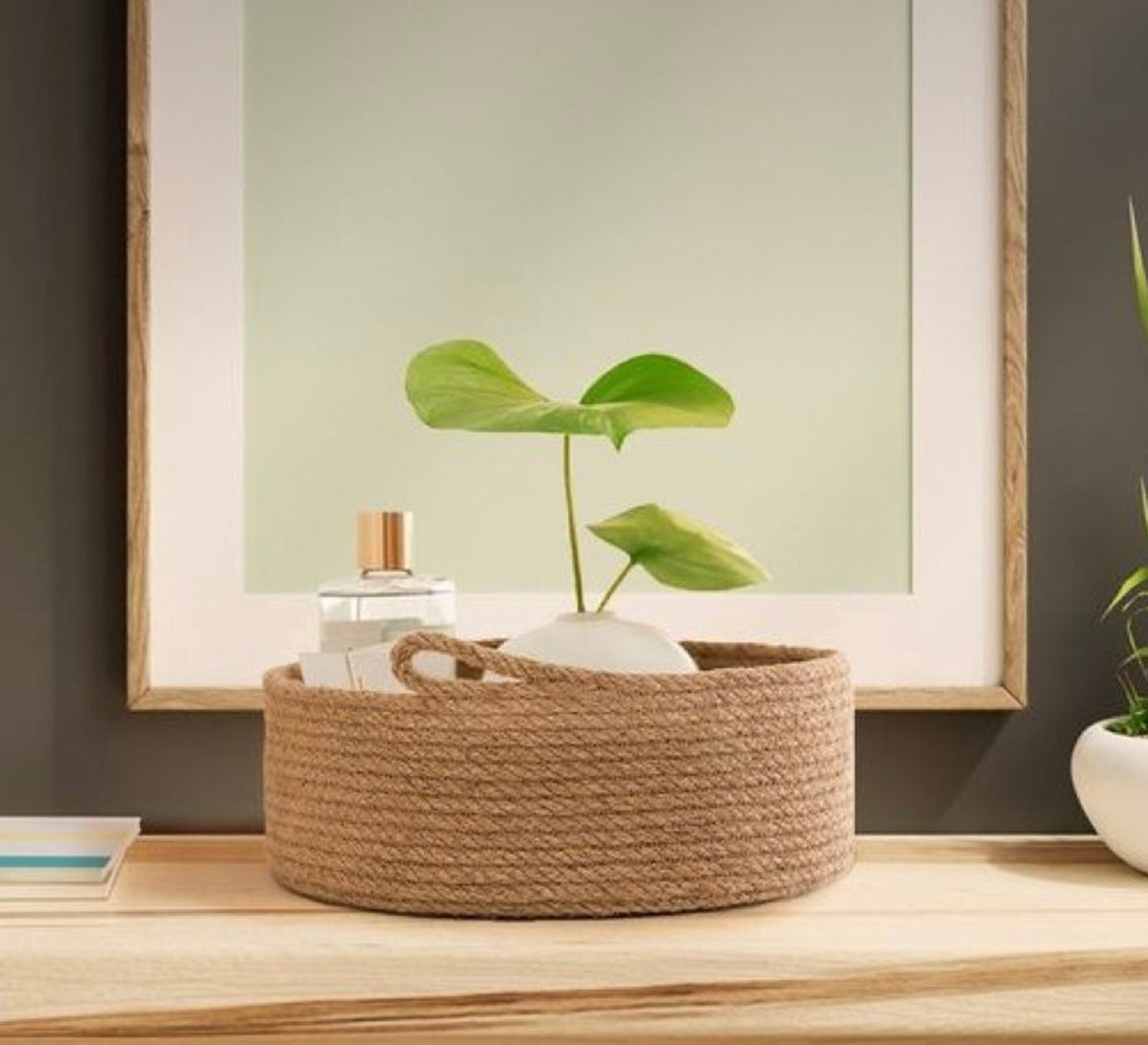 Round jute fruit basket with handles