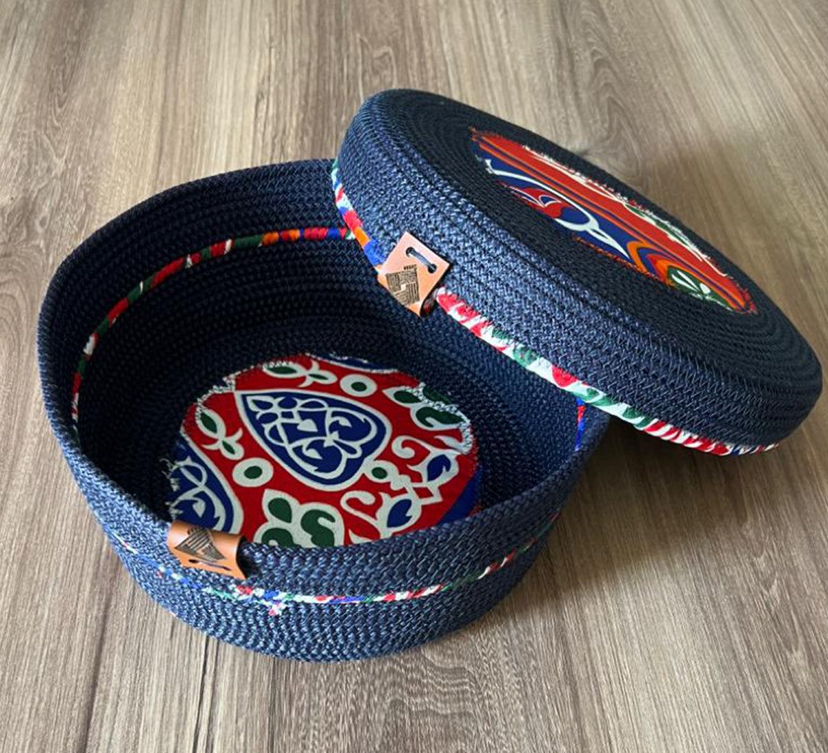 علبة دائرية داكنة بغطاء من الخيامية
