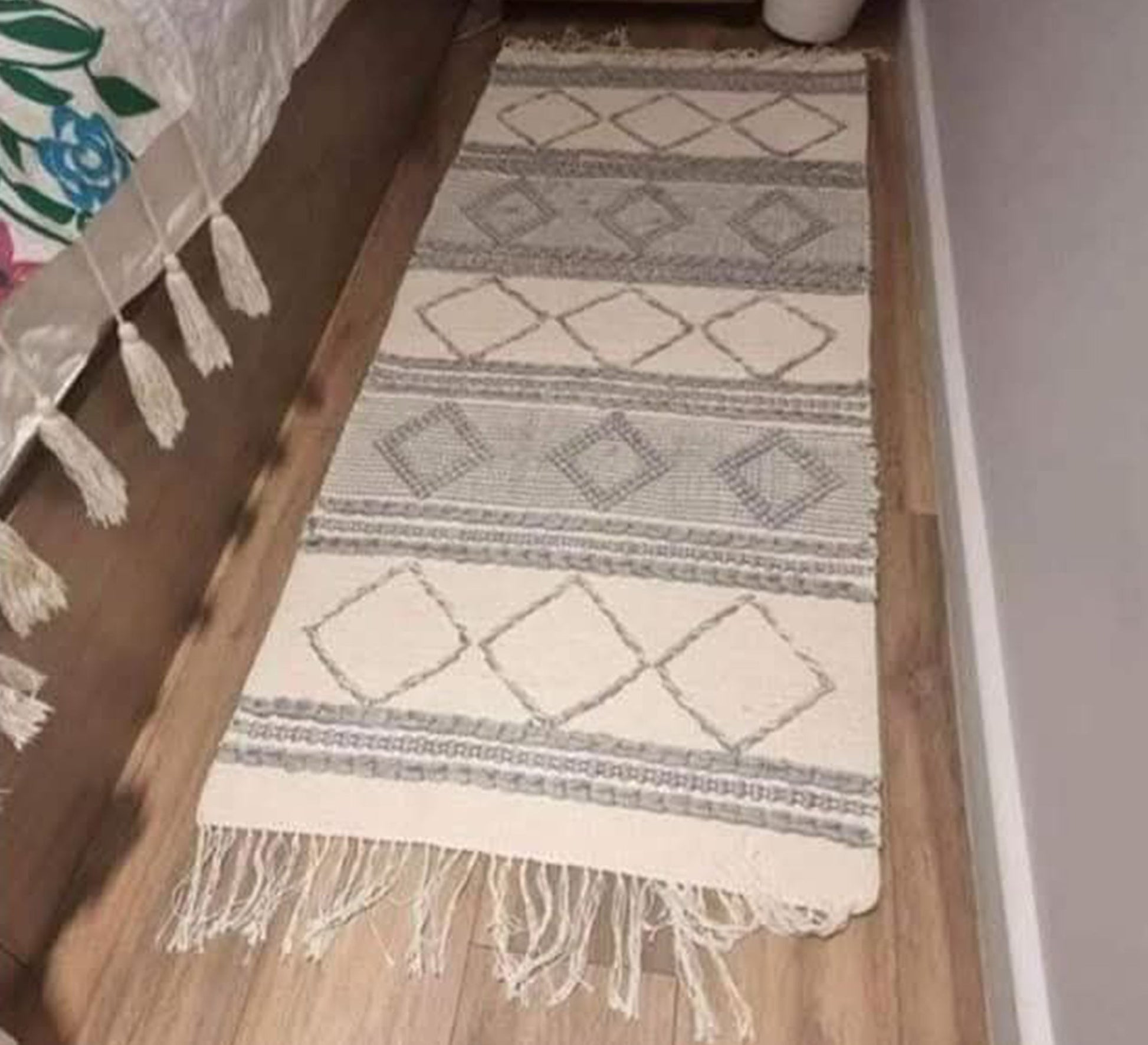 A classic rug with alternating geometric patterns - Vitrine Furniture - Accessories