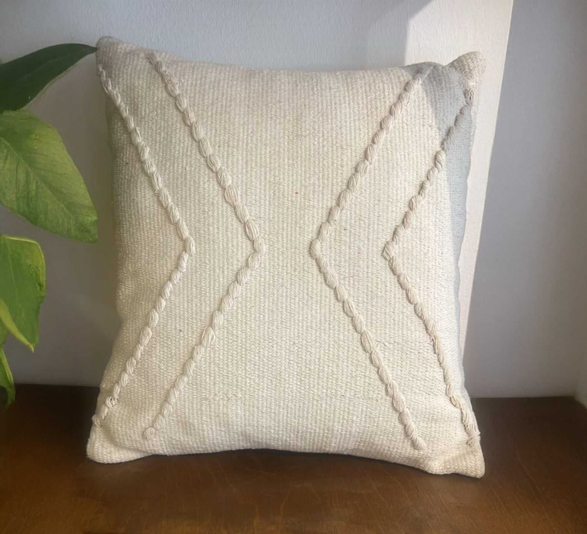 A cushion rich in braided fabric - Vitrine Furniture - Accessories