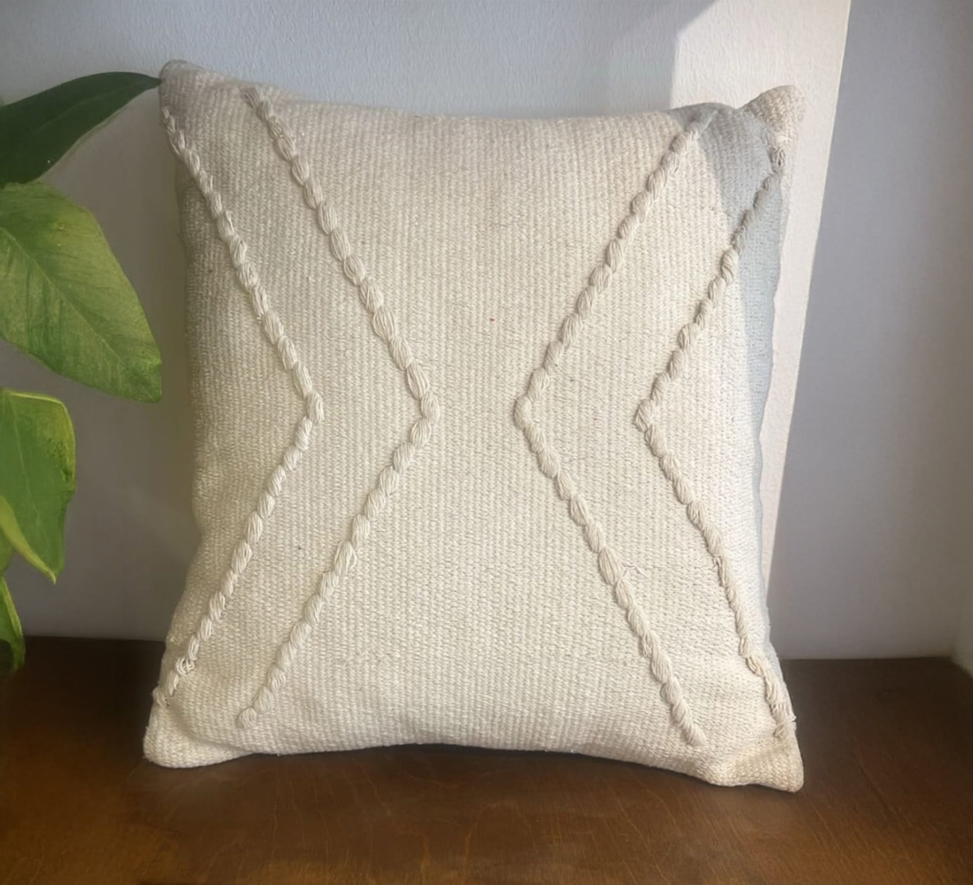 A cushion rich in braided fabric - Vitrine Furniture - Accessories