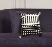 A cushion that highlights the richness of the design. - Vitrine Furniture - Accessories