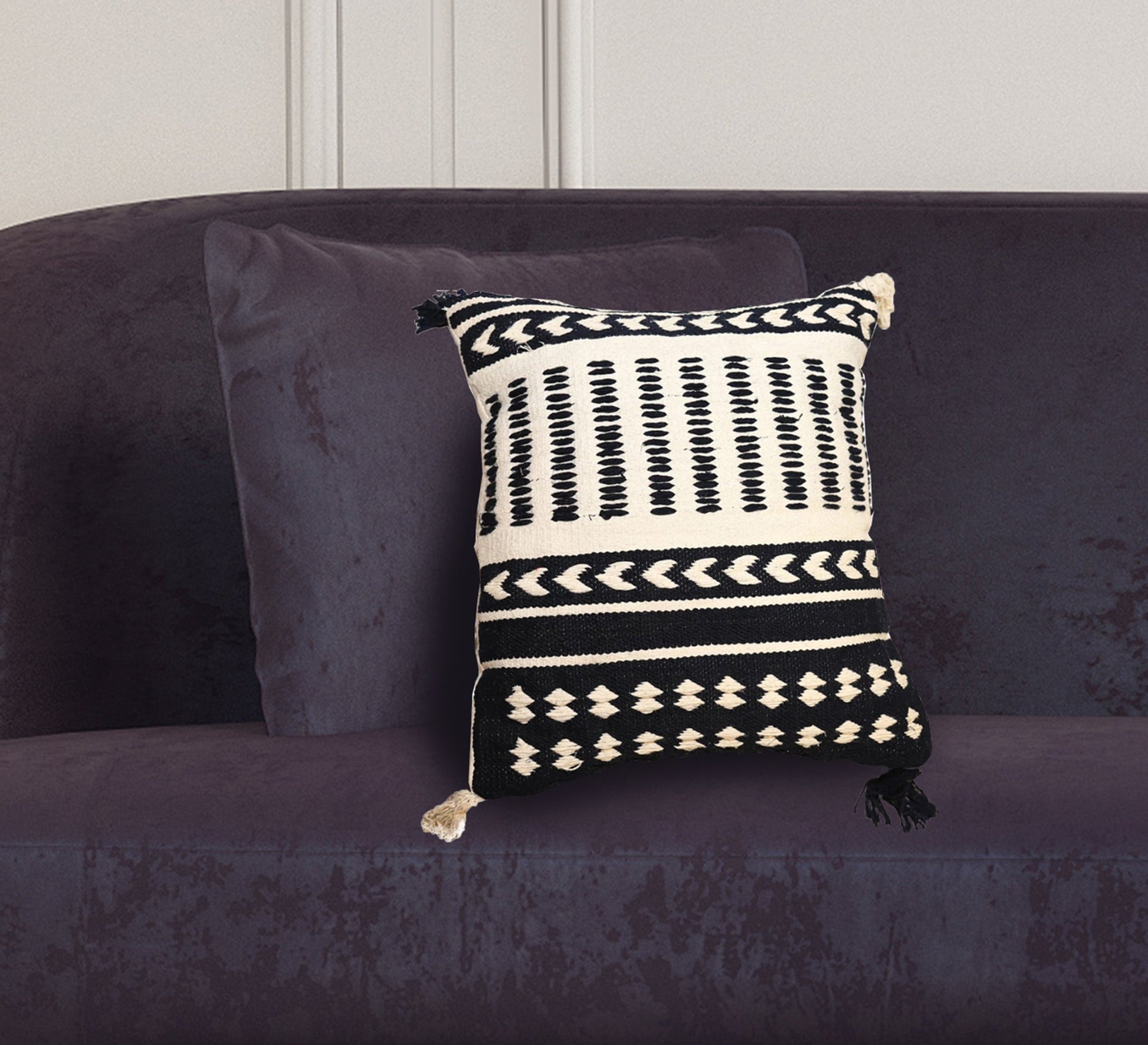 A cushion that highlights the richness of the design. - Vitrine Furniture - Accessories