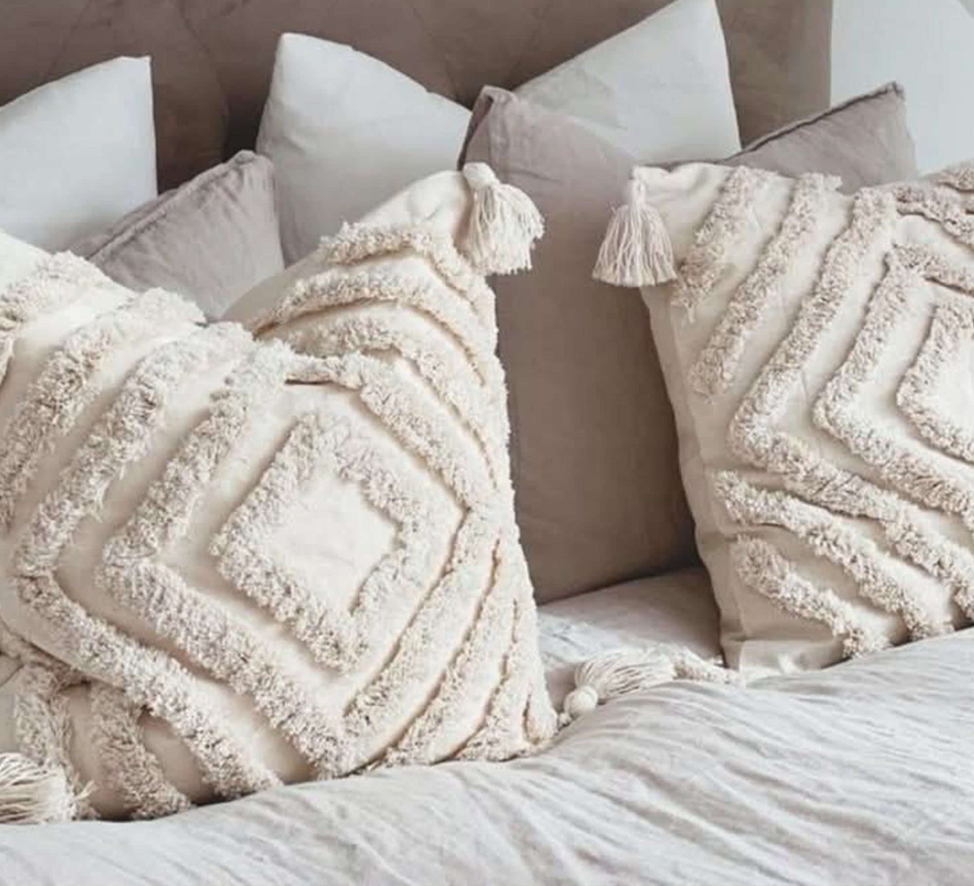 A distinctive square cushion with a thick pile - Vitrine Furniture - Accessories