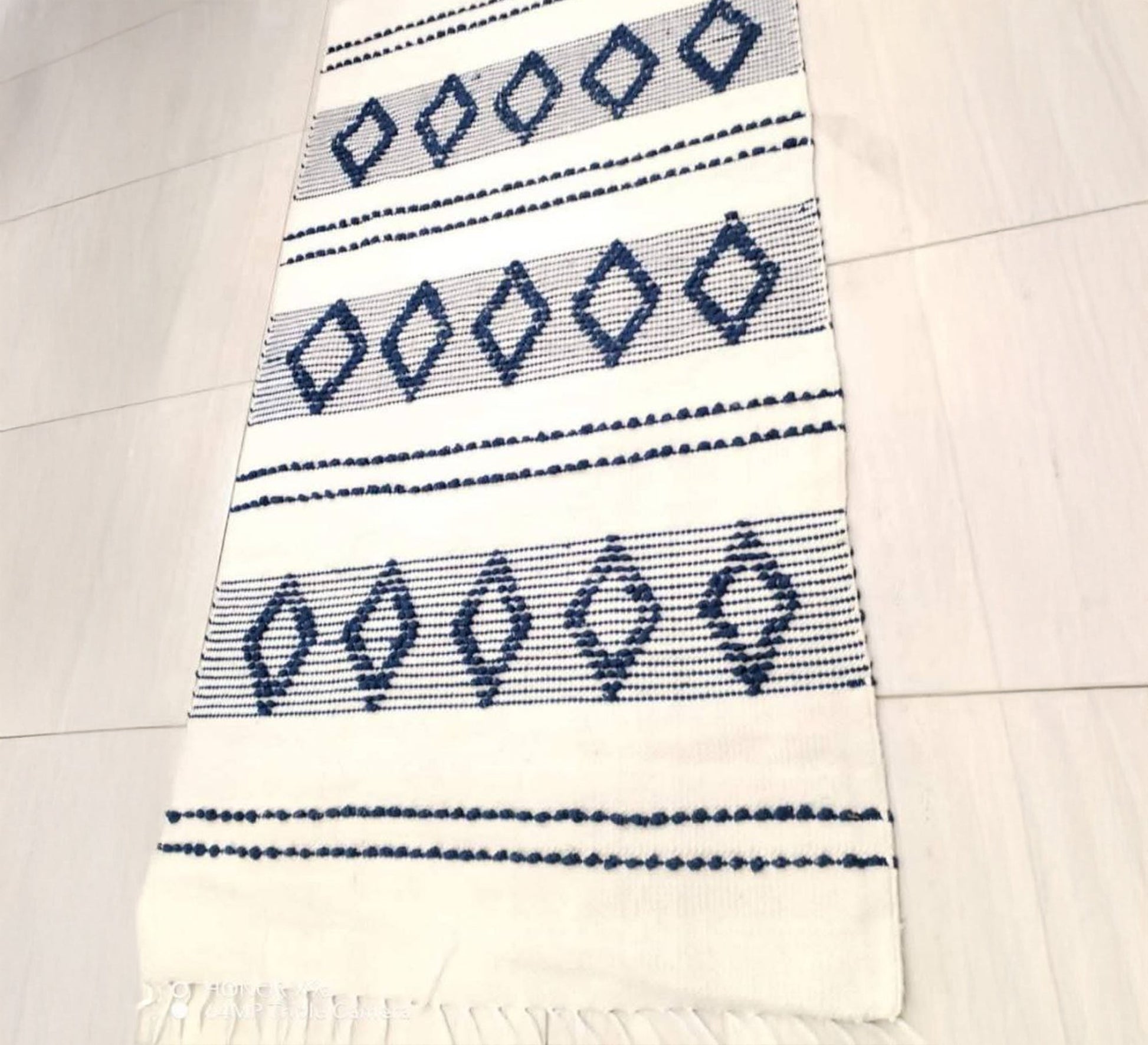 A flat rug with delicate diamond accents - Vitrine Furniture - Accessories