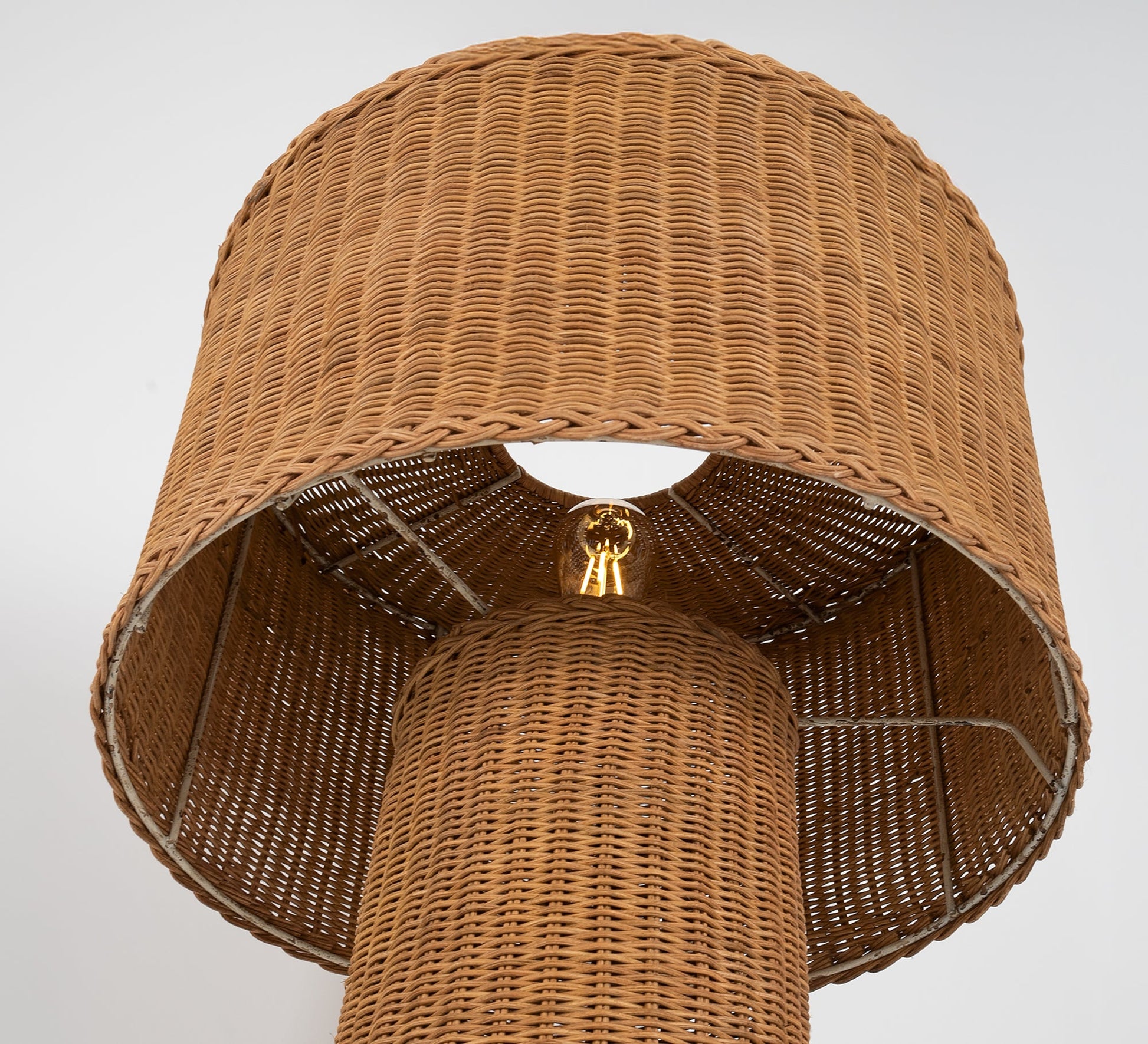 A floor lamp, meticulously handwoven - Vitrine Furniture - Floor lamps