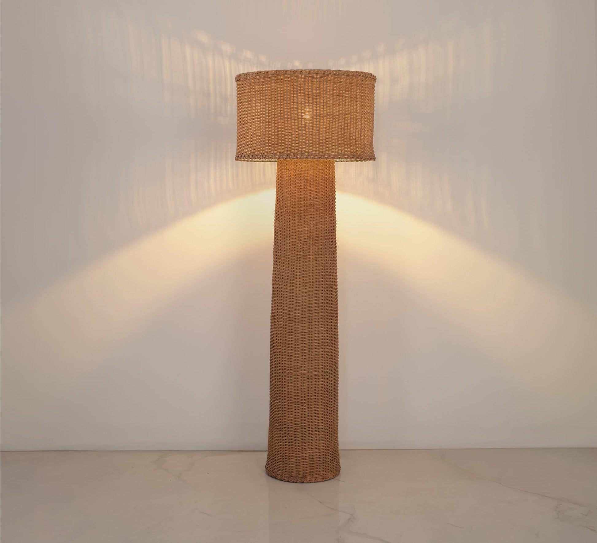A floor lamp, meticulously handwoven - Vitrine Furniture - Floor lamps