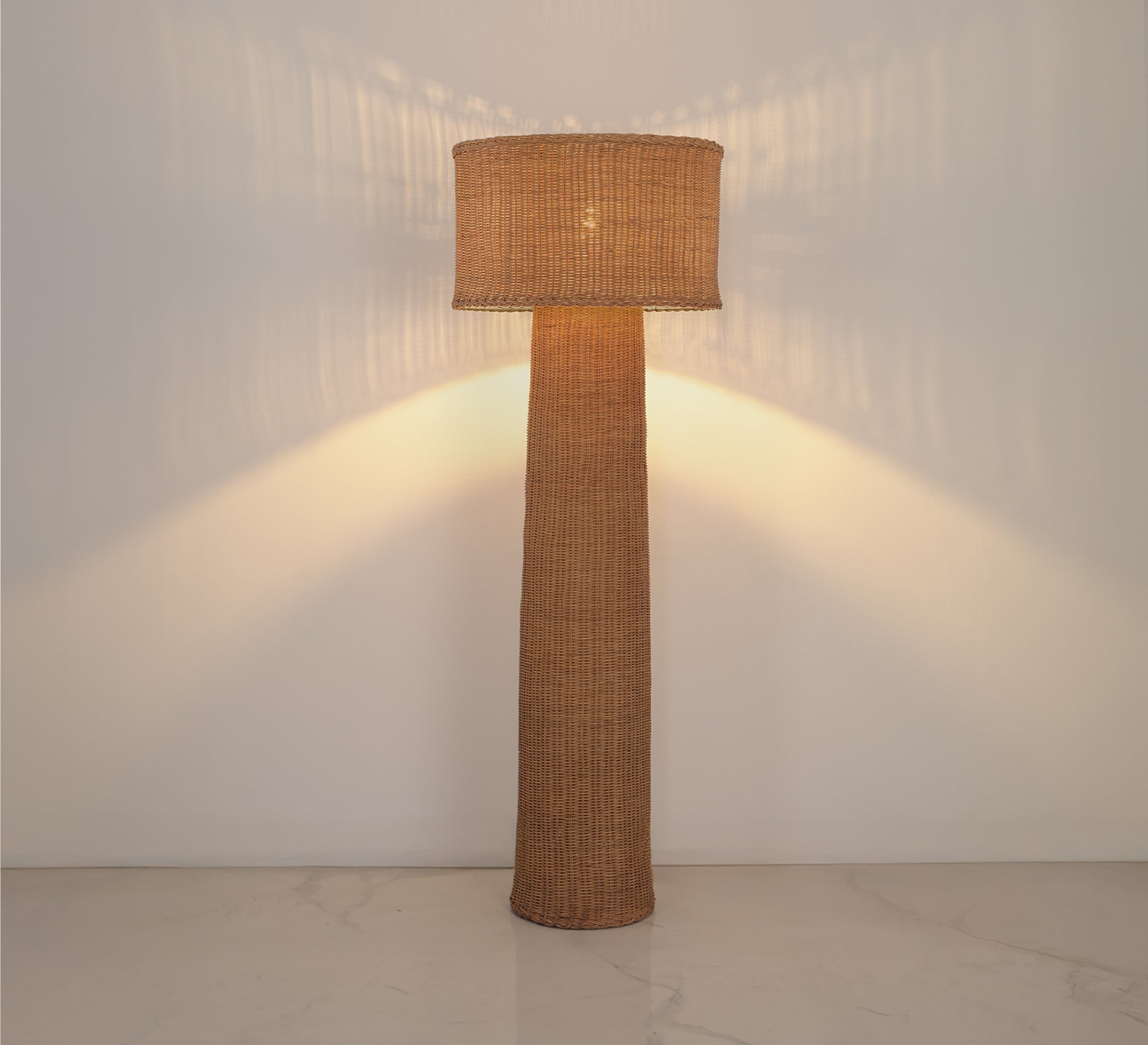A floor lamp, meticulously handwoven - Vitrine Furniture - Floor lamps