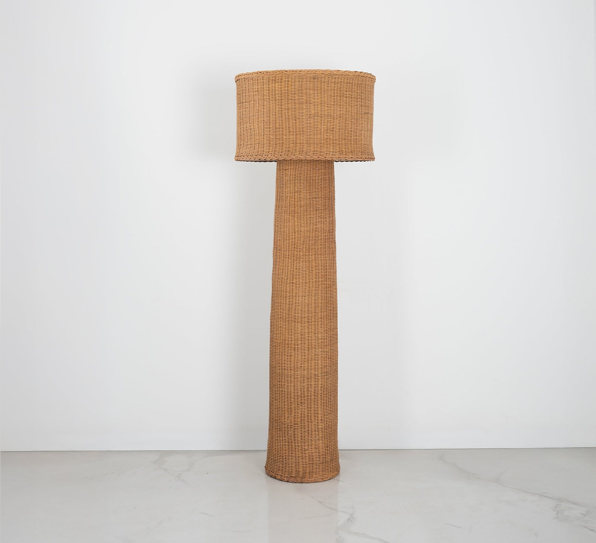 A floor lamp, meticulously handwoven - Vitrine Furniture - Floor lamps