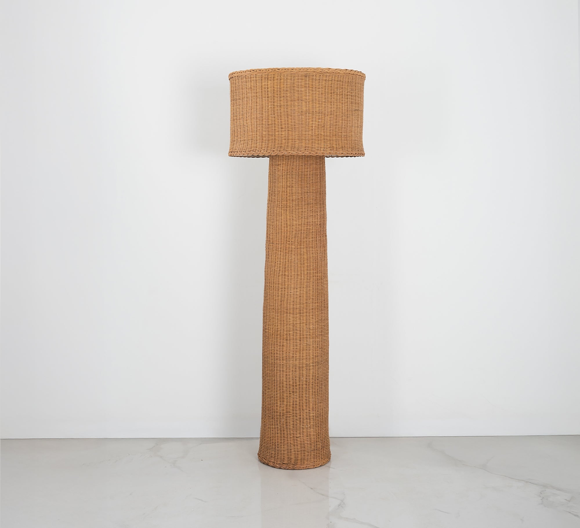 A floor lamp, meticulously handwoven - Vitrine Furniture - Floor lamps