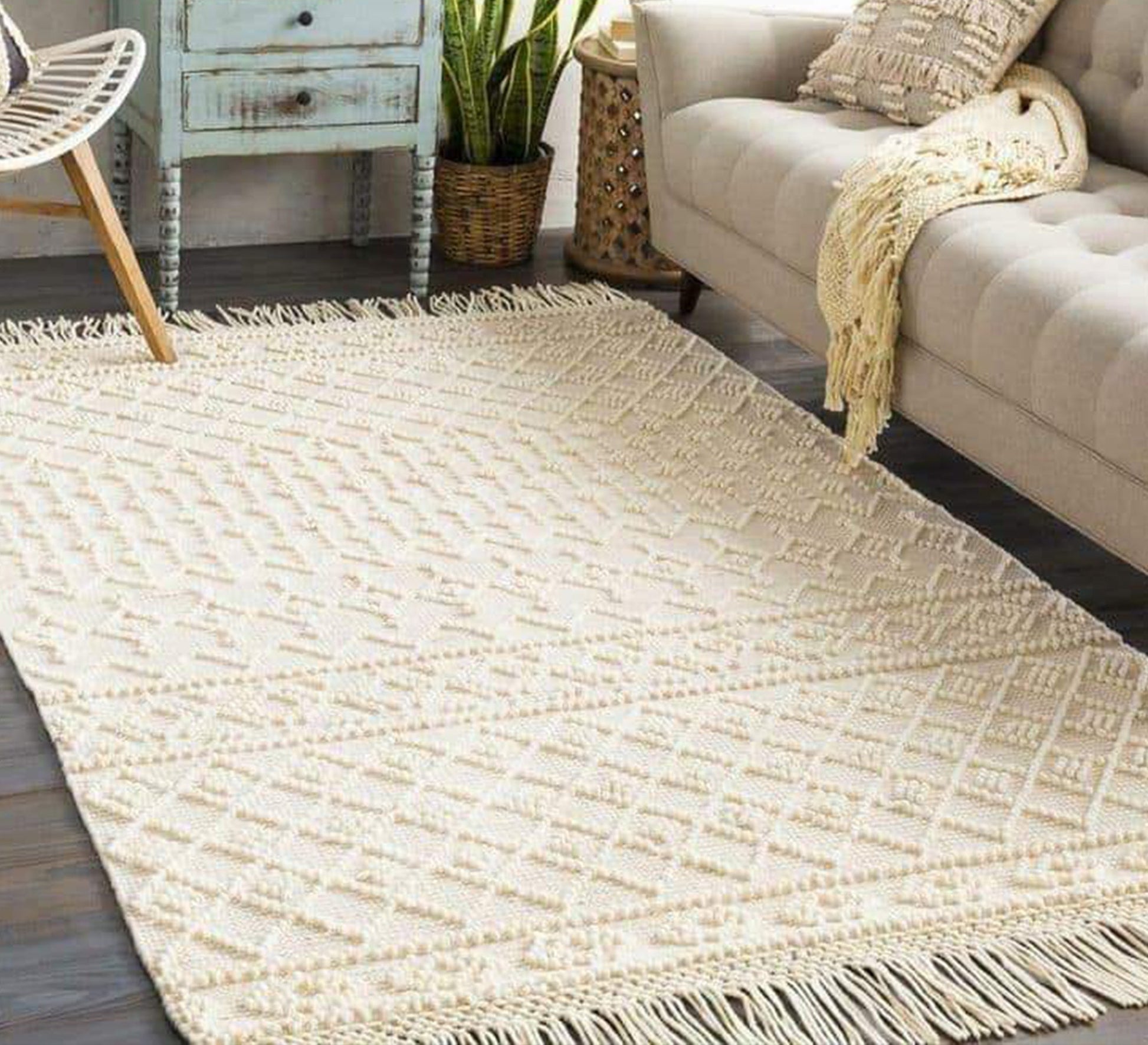 A floor rug with long fringes - Vitrine Furniture - Accessories