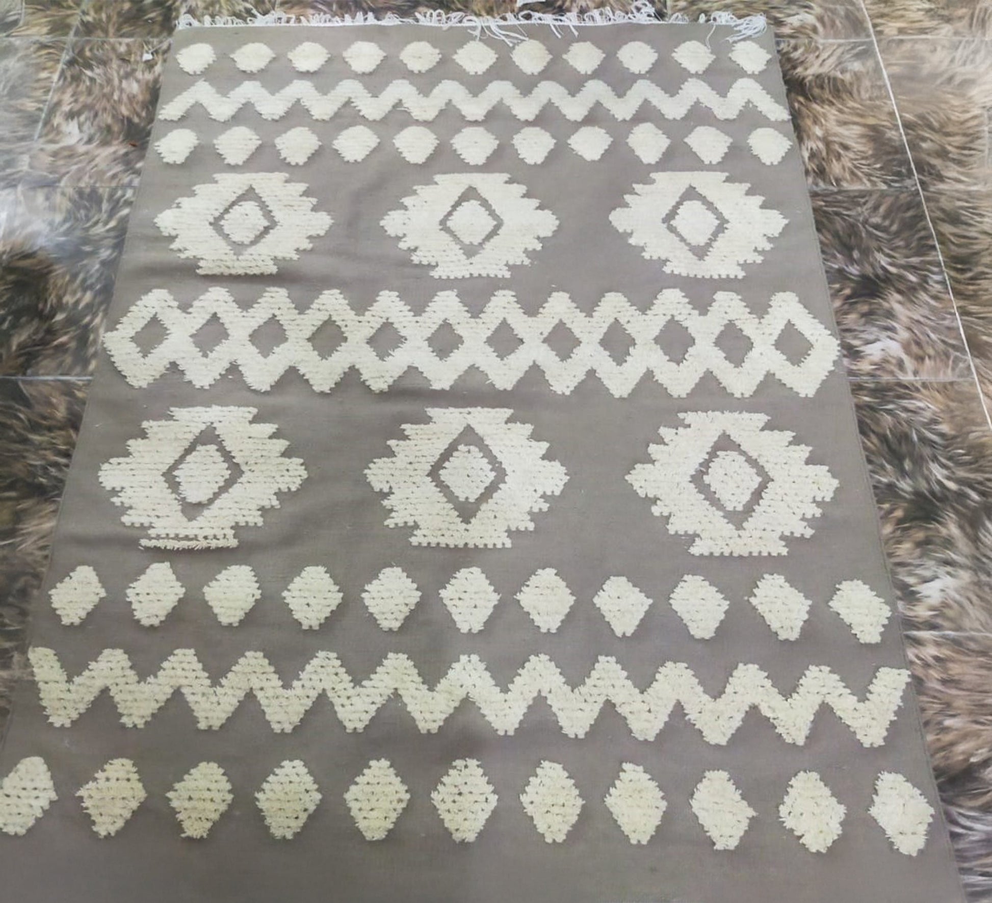 A gray rug with prominent and clear white geometric patterns - Vitrine Furniture - Accessories