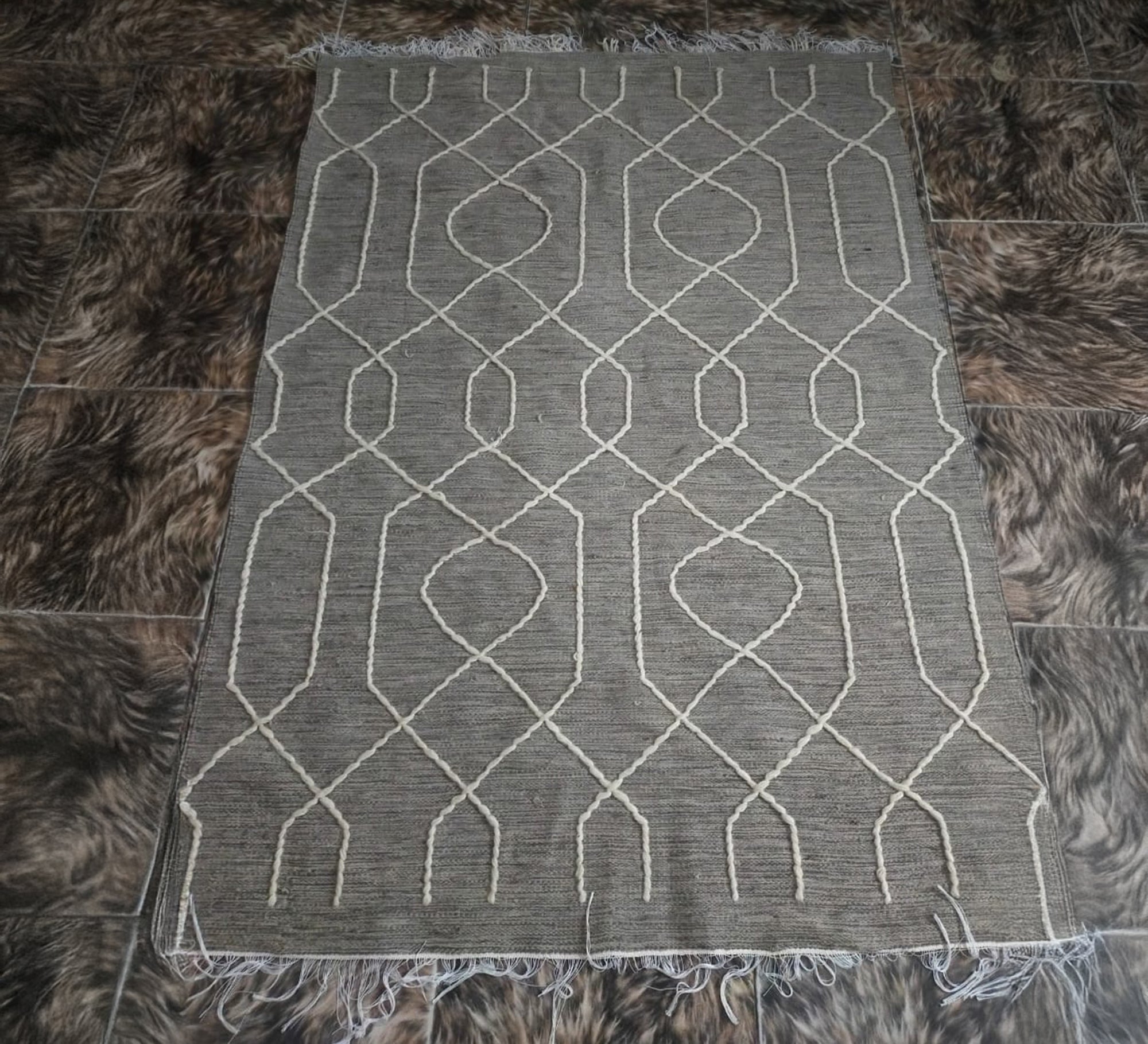 A gray rug with prominent woolen stripes - Vitrine Furniture - Accessories
