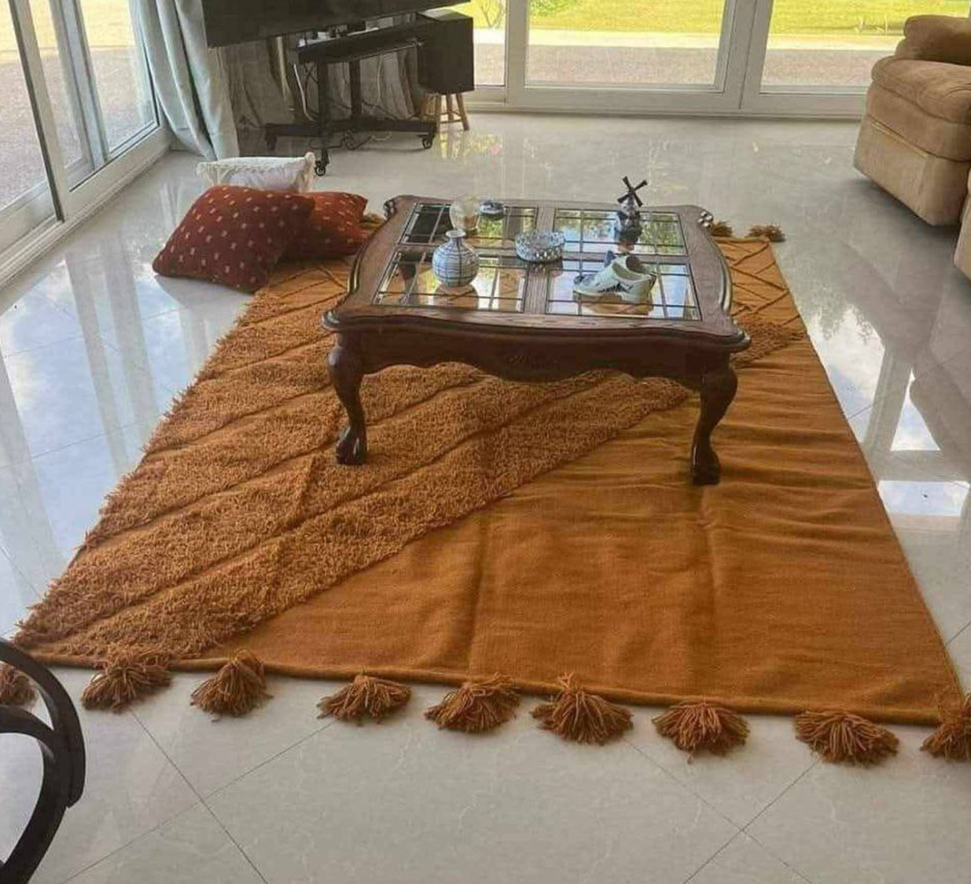 A high - quality brown rug with prominent woolen patterns - Vitrine Furniture - Accessories