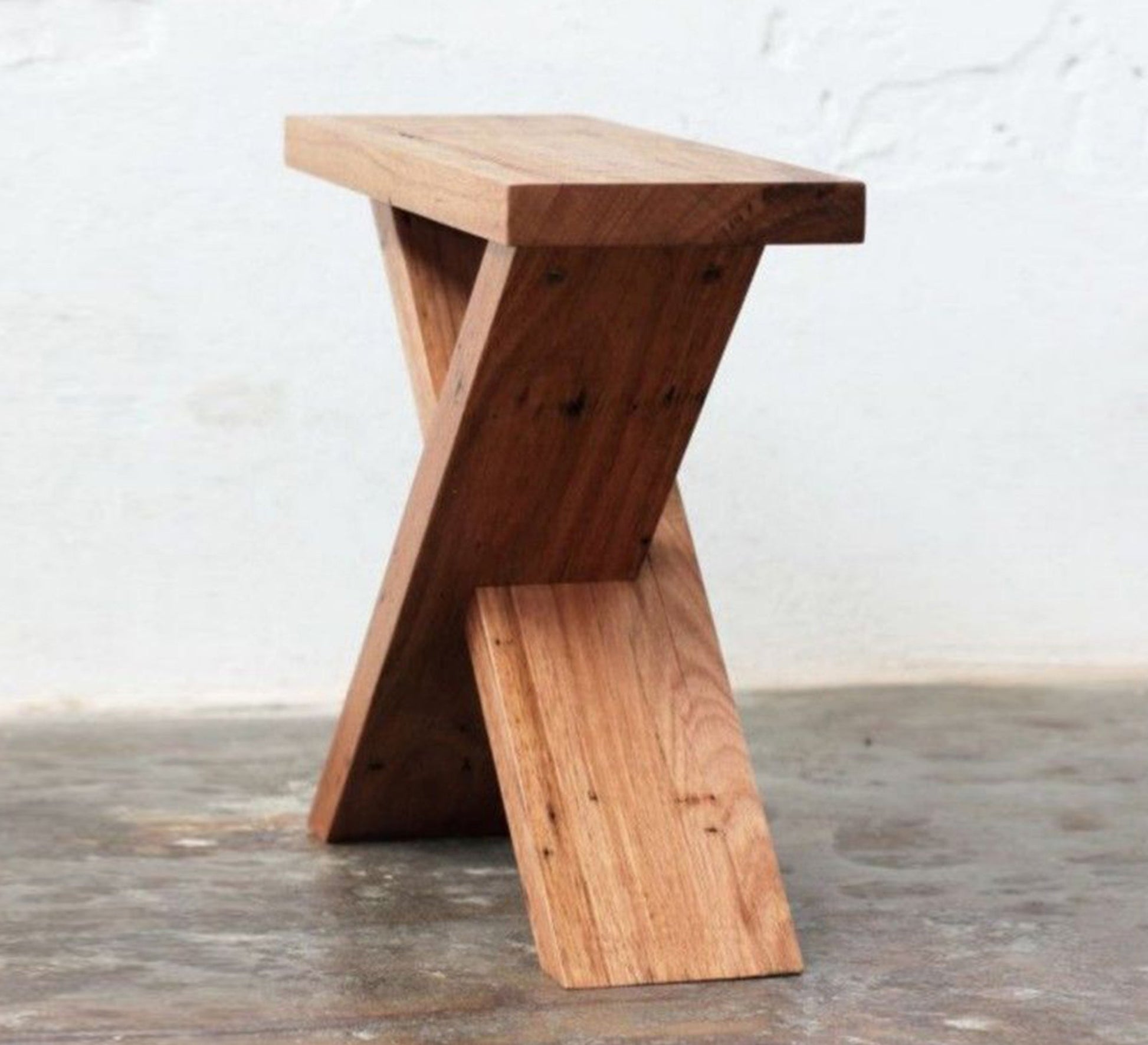 A lovely brown wooden table - Vitrine Furniture - Furniture