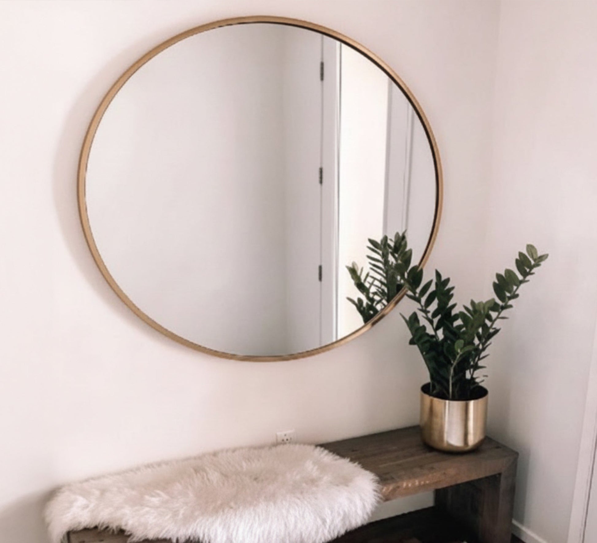 A mirror that gives your space a sense of spaciousness - Vitrine Furniture - Accessories