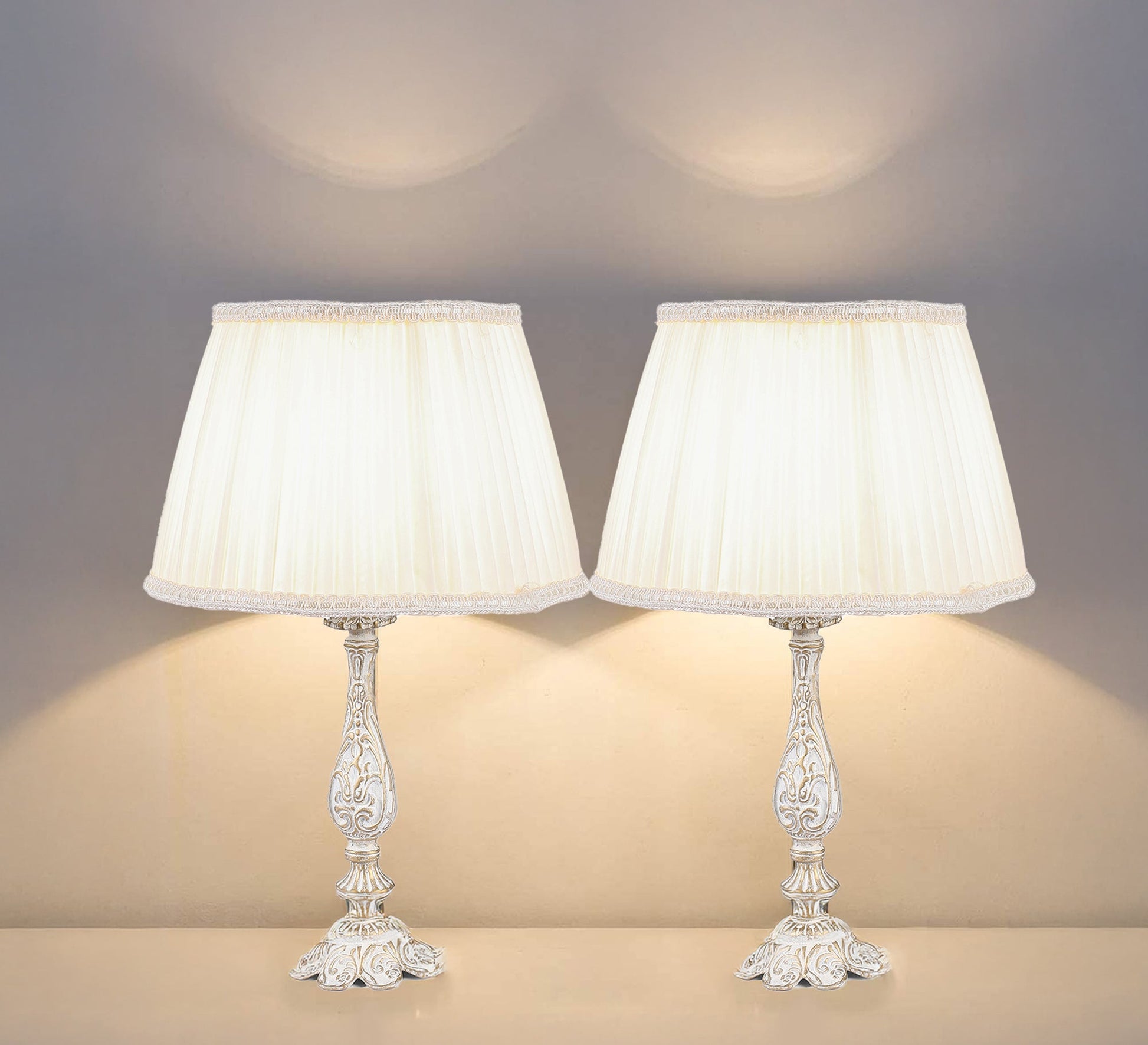 A pair of antique lamps with a luxurious decor - Vitrine Furniture - Lighting