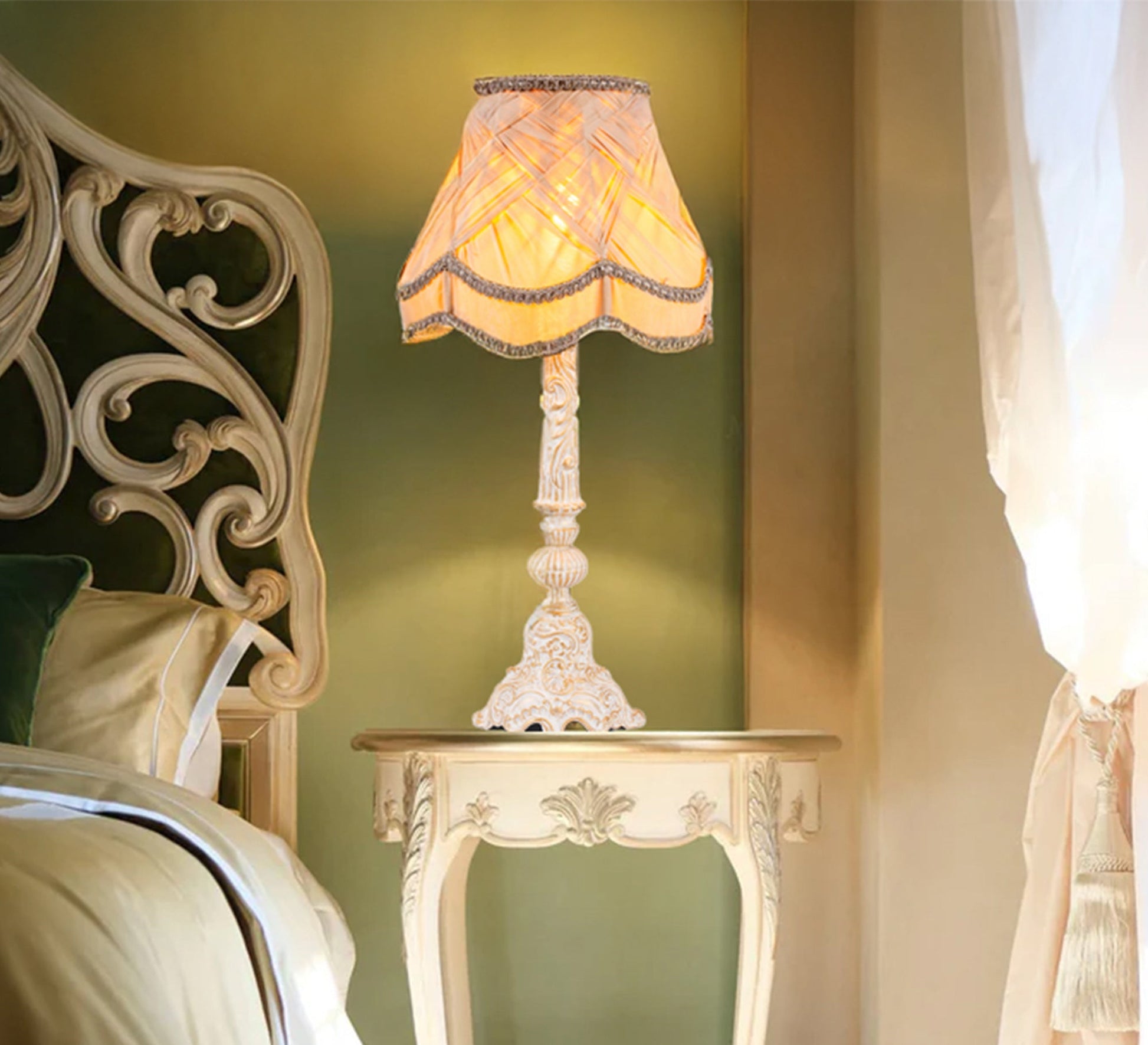 A pair of classic decorative lamps - Vitrine Furniture - Lighting