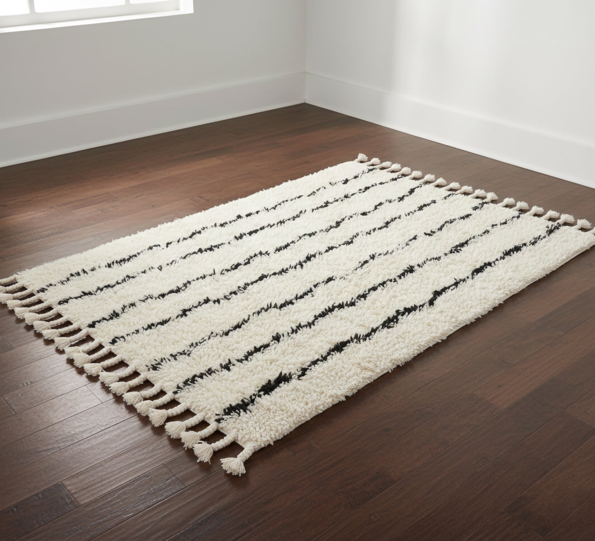 A parallel vertical striped rug - Vitrine Furniture - Accessories