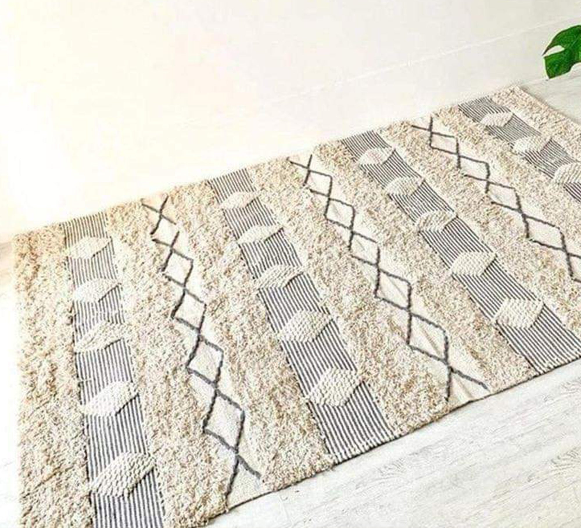 A rug in different and varied colors - Vitrine Furniture - Accessories