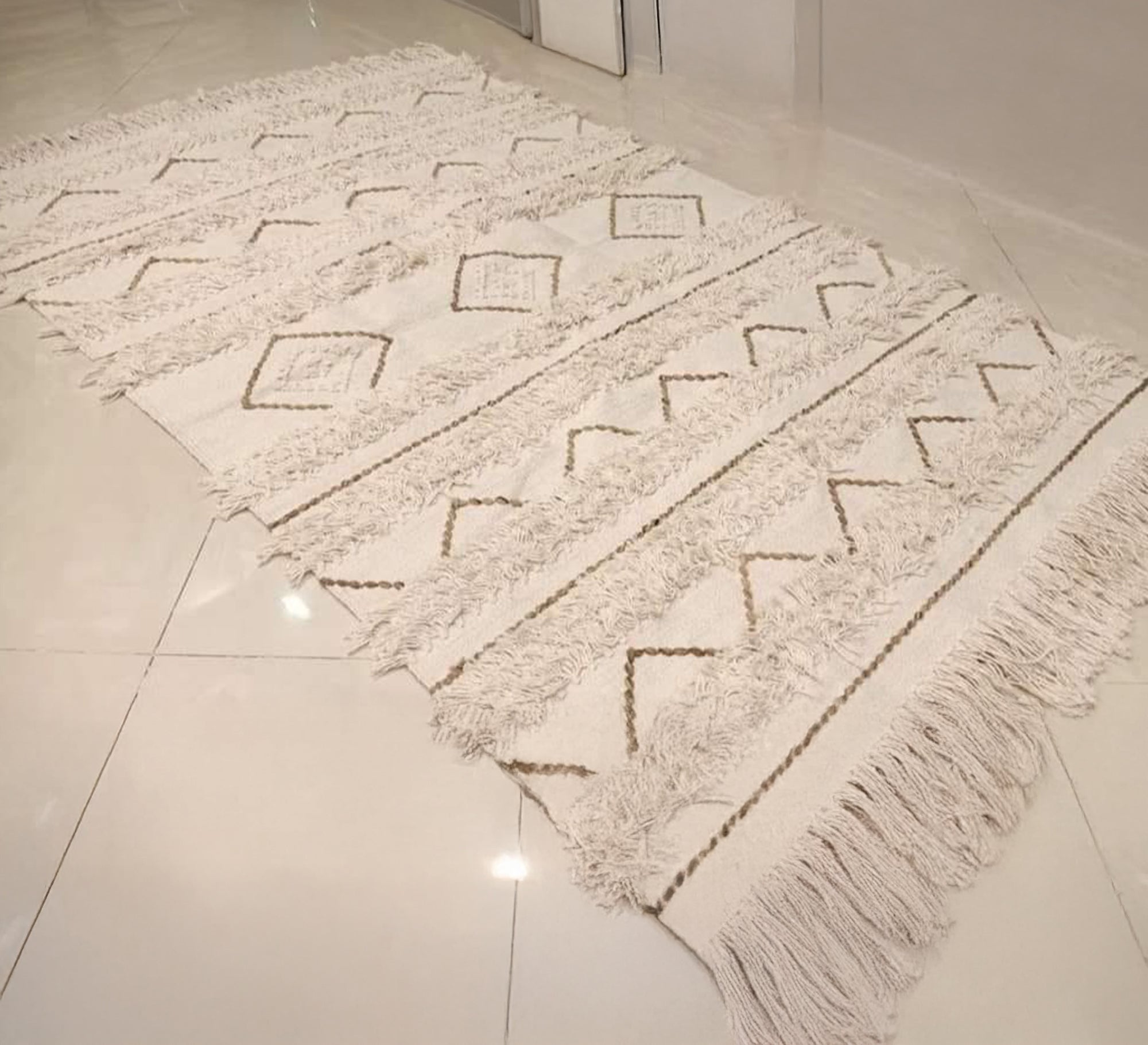 A rug with dense fringes - Vitrine Furniture - Accessories