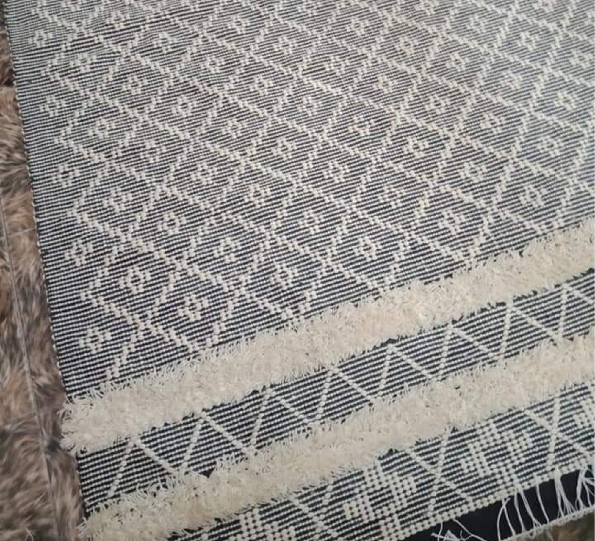 A rug with diamond patterns and polka dots - Vitrine Furniture - Accessories
