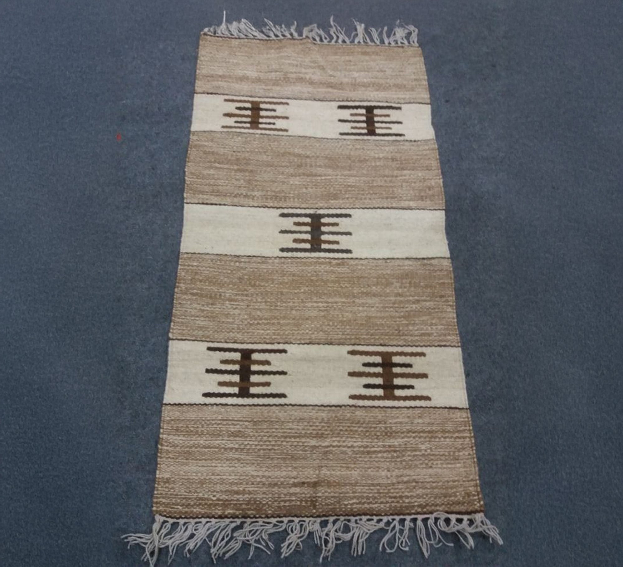 A rug with elegant lines and patterns - Vitrine Furniture - Accessories