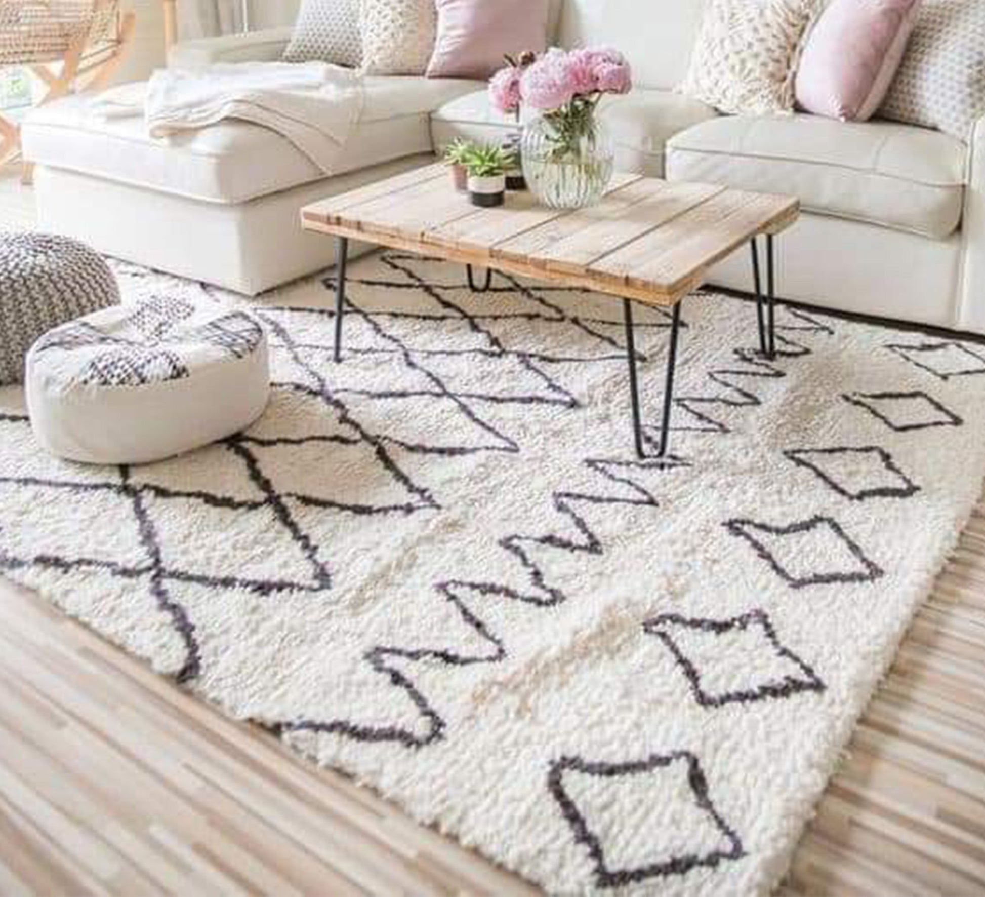 A rug with scattered checkered patterns - Vitrine Furniture - Accessories