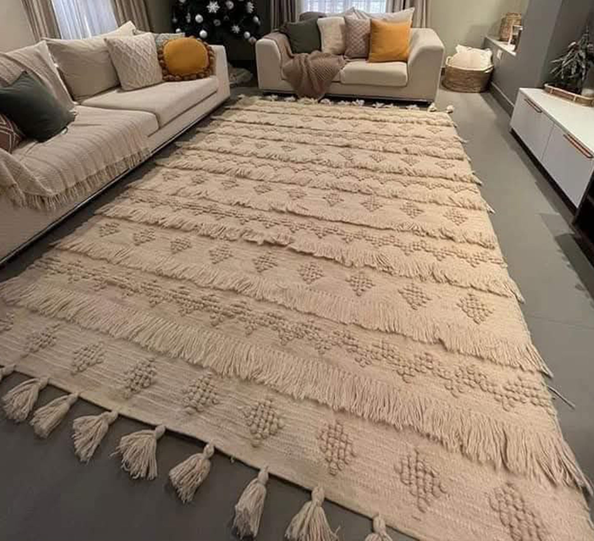 A rug with touches of beige and prominent fringes - Vitrine Furniture - Accessories
