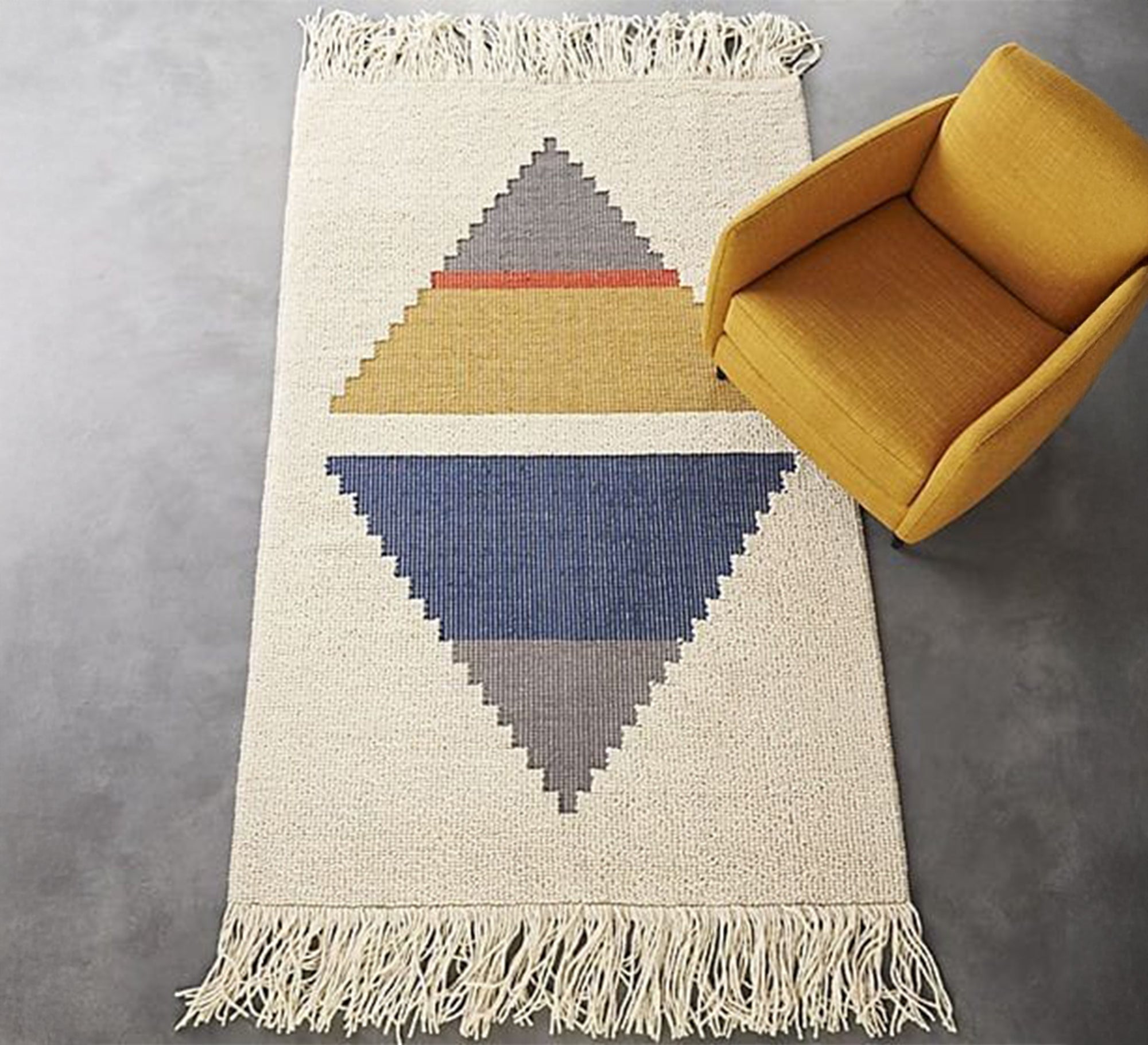 A rug woven with light threads and patterns - Vitrine Furniture - Accessories