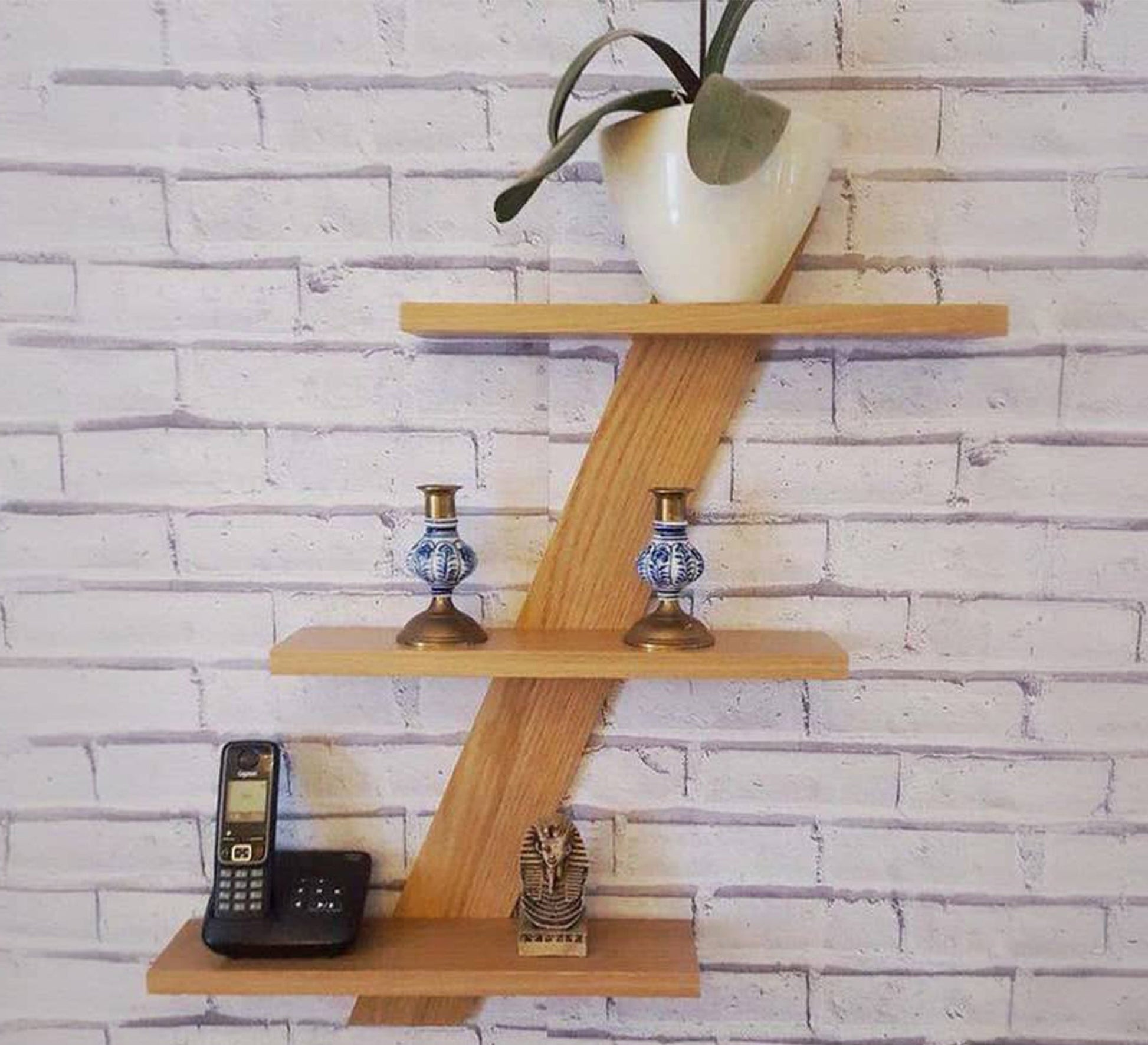 A slanted hanging shelf unit - Vitrine Furniture - Décor