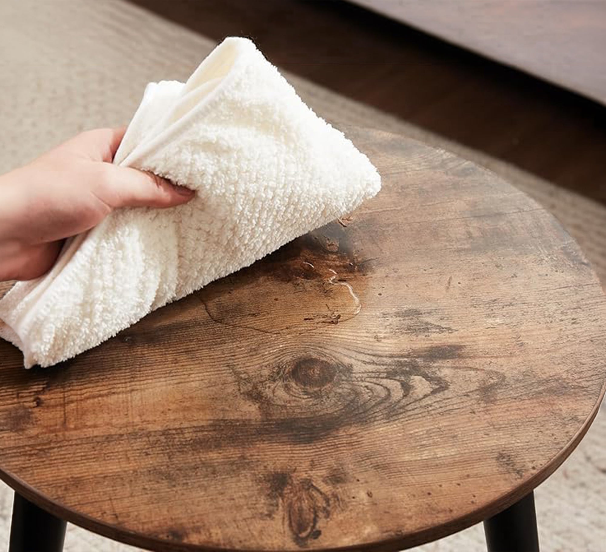 A small round table - Vitrine Furniture - Side Tables