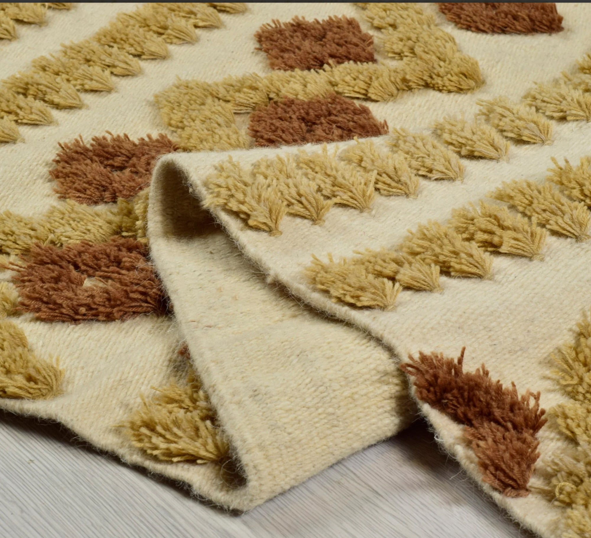 A soft and comfortable rug with prominent brown patterns - Vitrine Furniture - Accessories