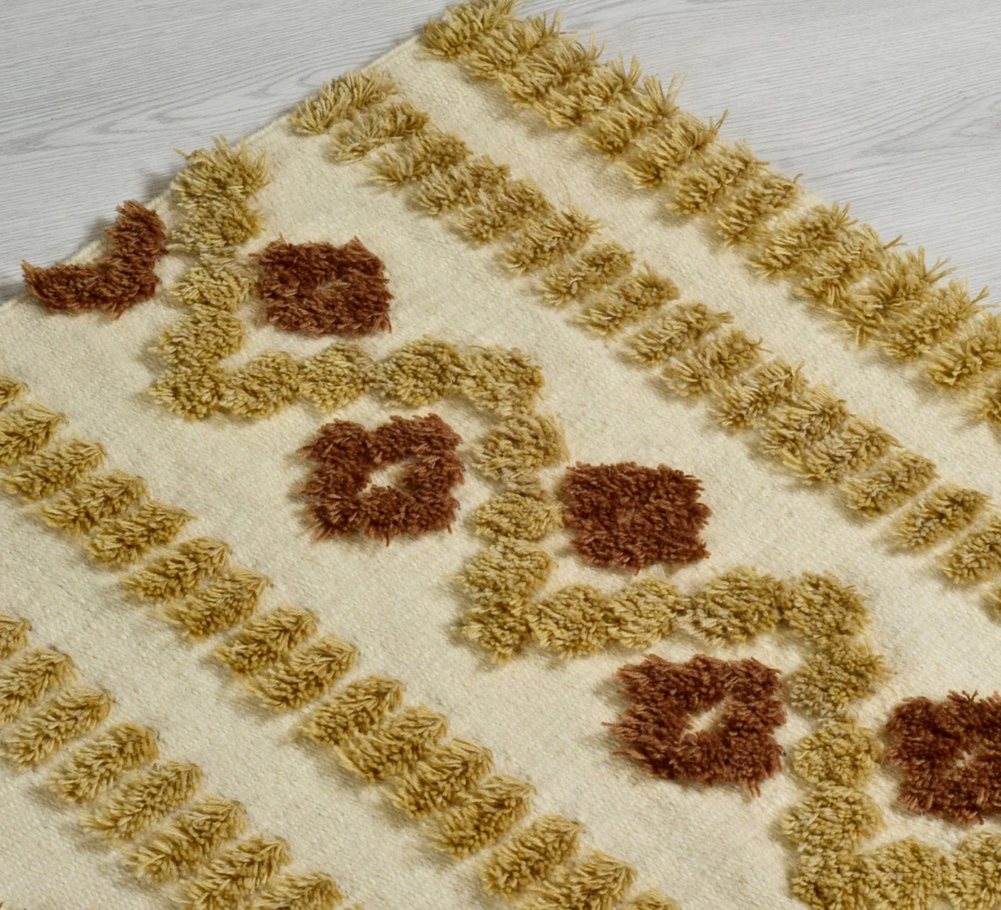 A soft and comfortable rug with prominent brown patterns - Vitrine Furniture - Accessories