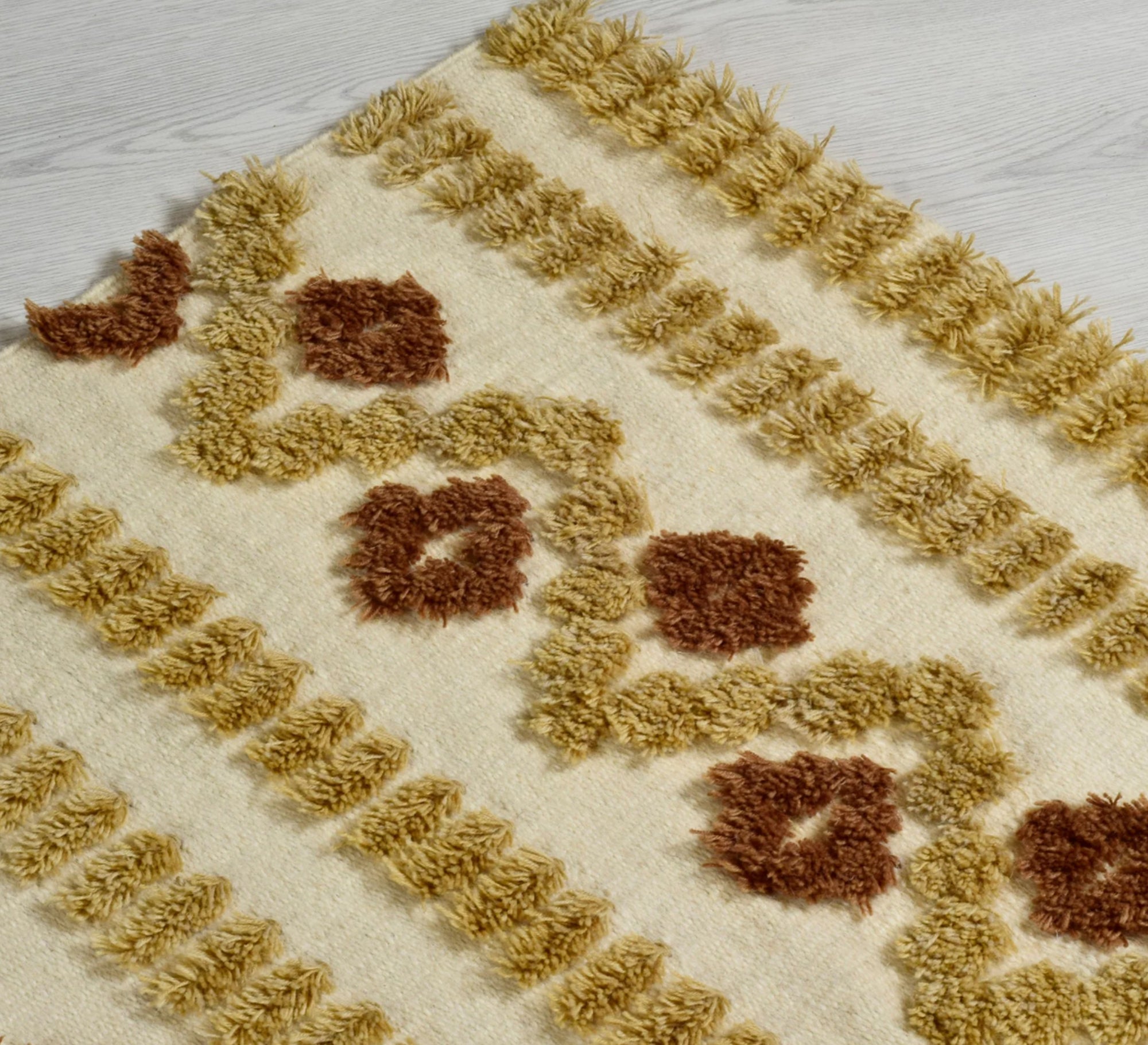 A soft and comfortable rug with prominent brown patterns - Vitrine Furniture - Accessories