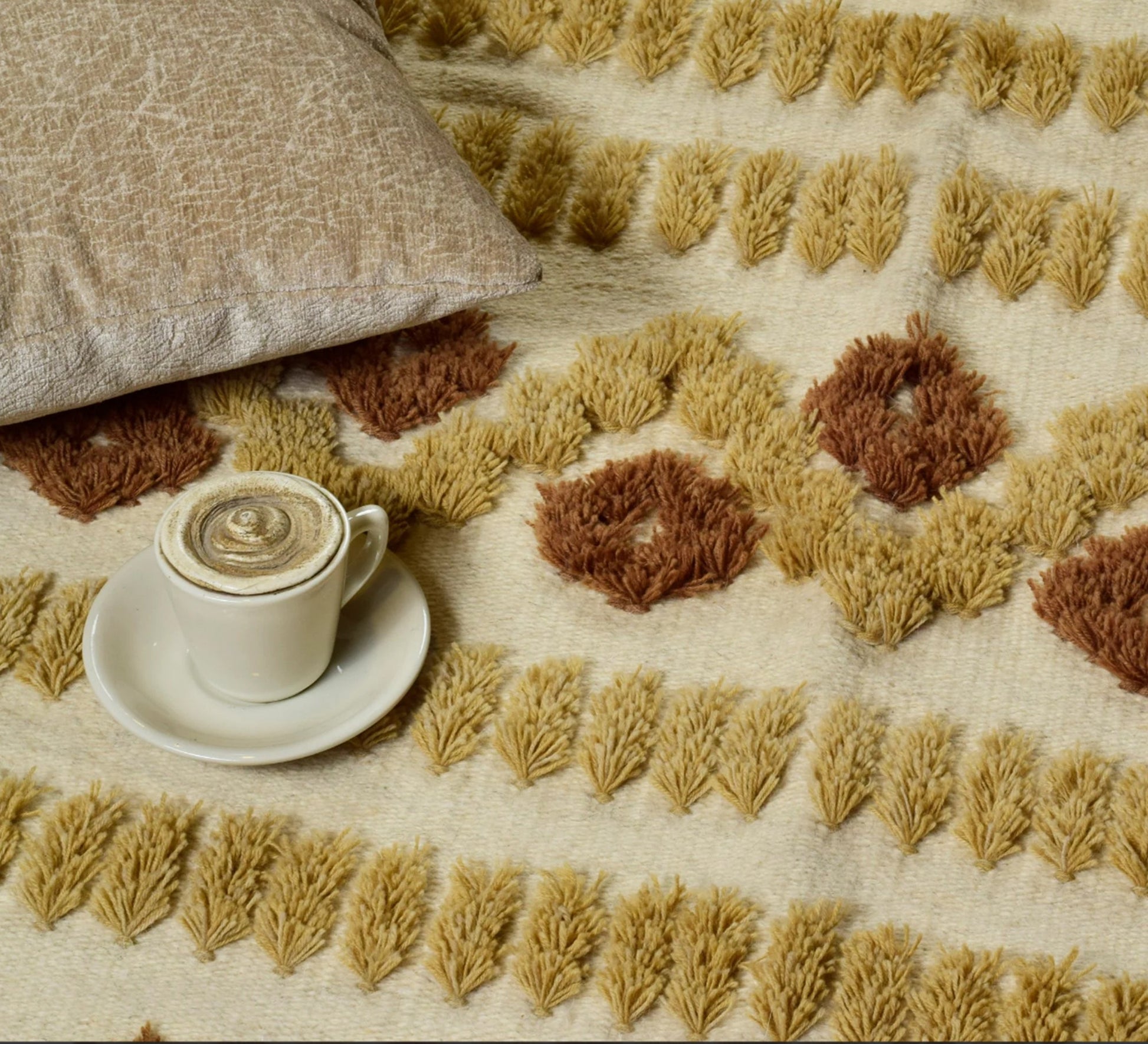 A soft and comfortable rug with prominent brown patterns - Vitrine Furniture - Accessories