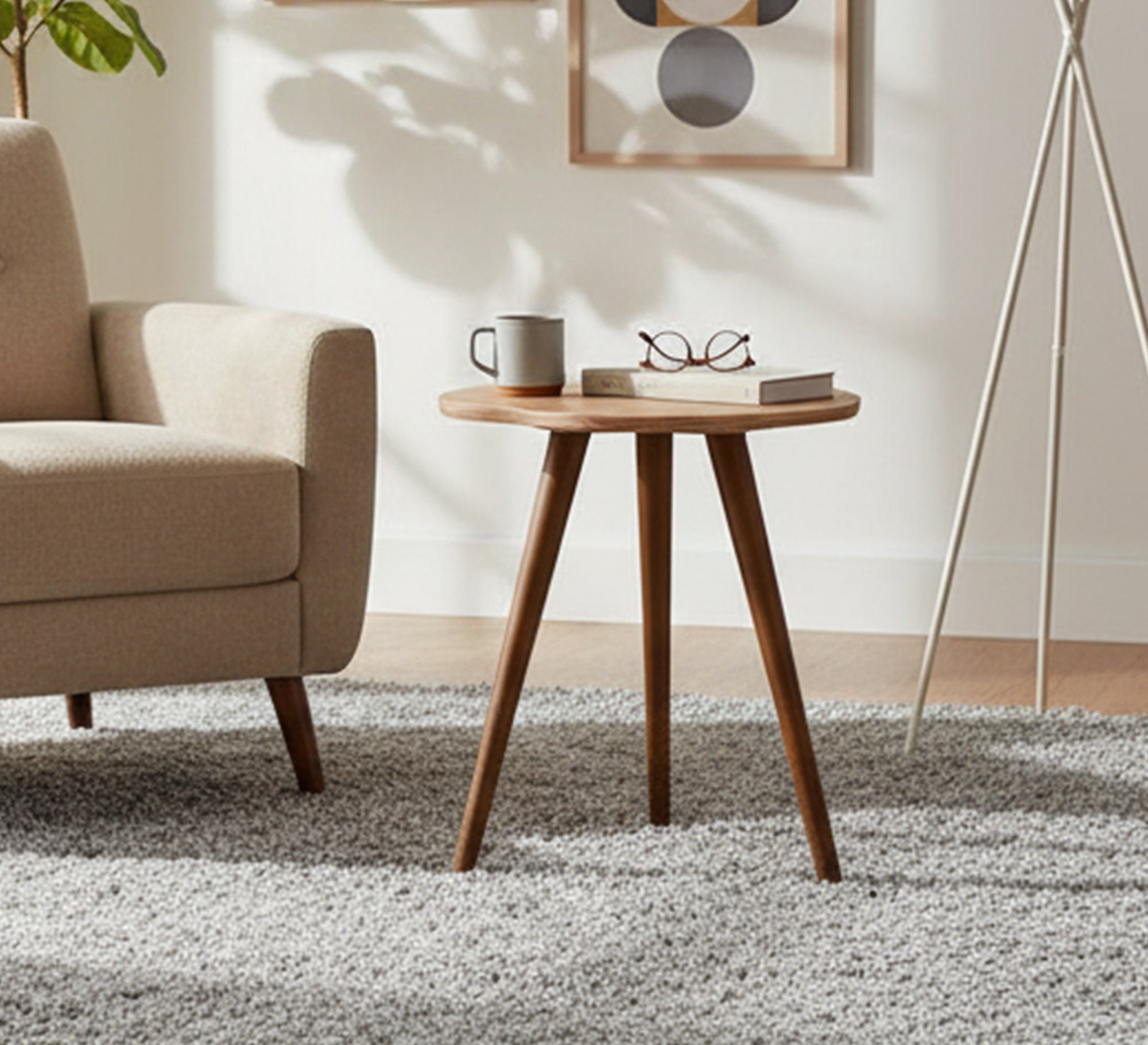 A table that combines elegance with a warm design - Vitrine Furniture - Side Tables