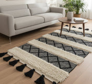 An attractive monochromatic rug with black fringes - Vitrine Furniture - Accessories