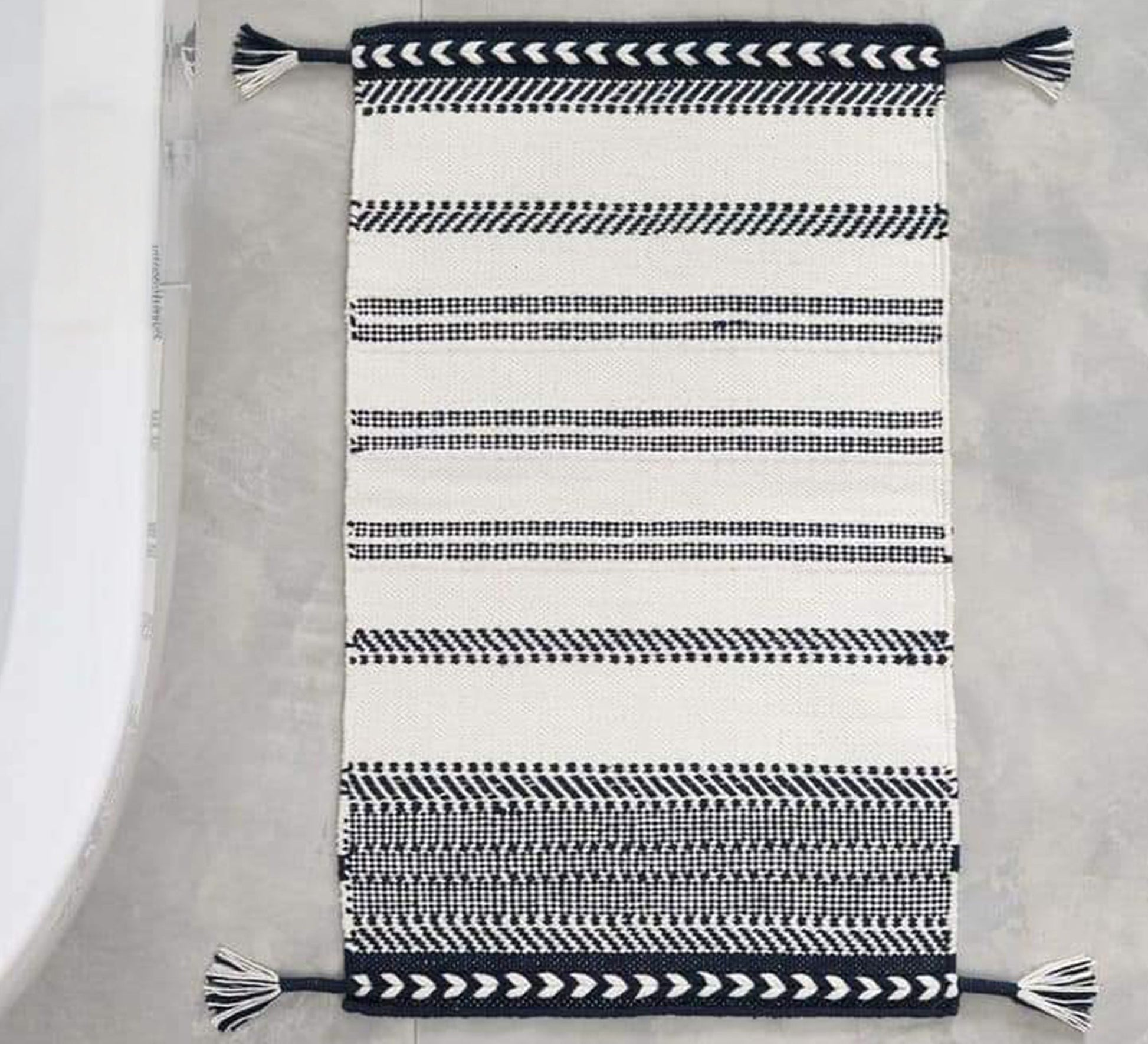An elegant rug. - Vitrine Furniture - Accessories