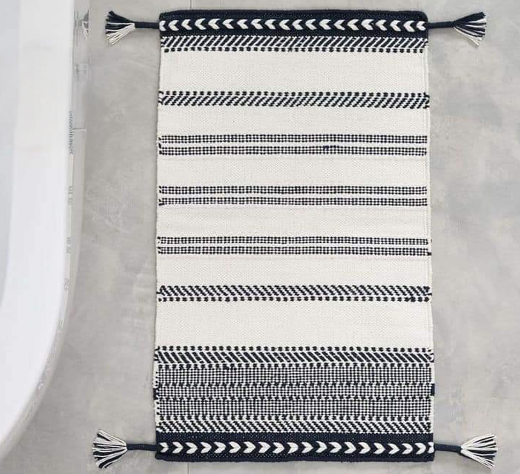 An elegant rug. - Vitrine Furniture - Accessories
