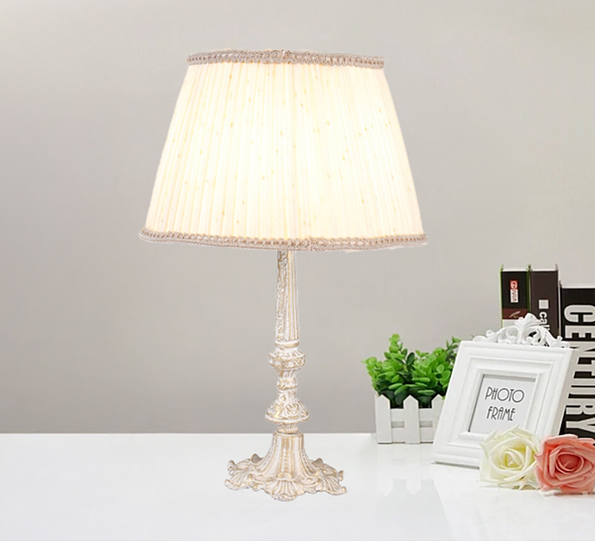 Antique and elegant table lamp - Vitrine Furniture - Lighting