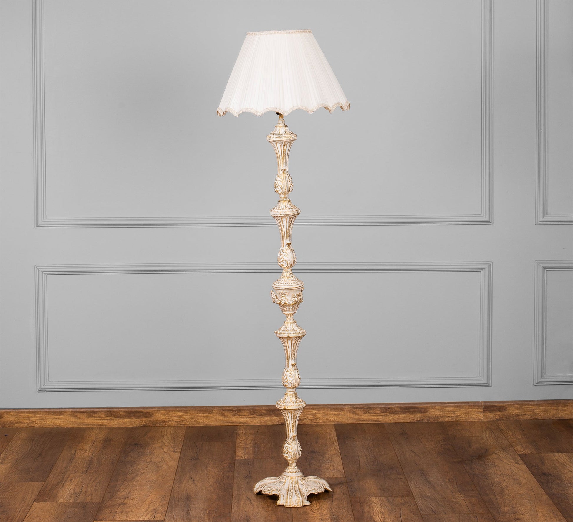 Antique floor lamp with elegant decor - Vitrine Furniture - Lighting