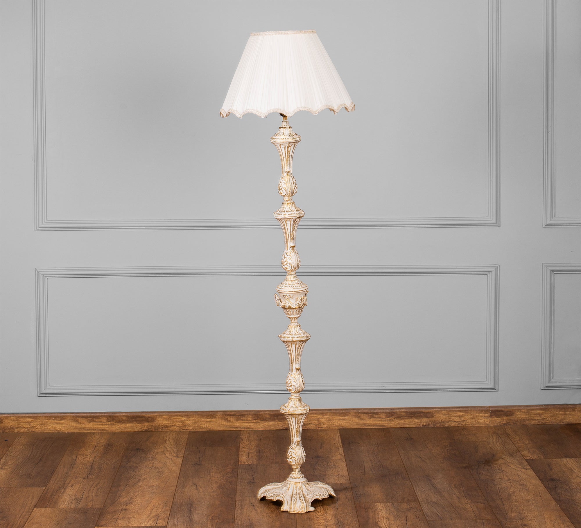 Antique floor lamp with elegant decor - Vitrine Furniture - Lighting