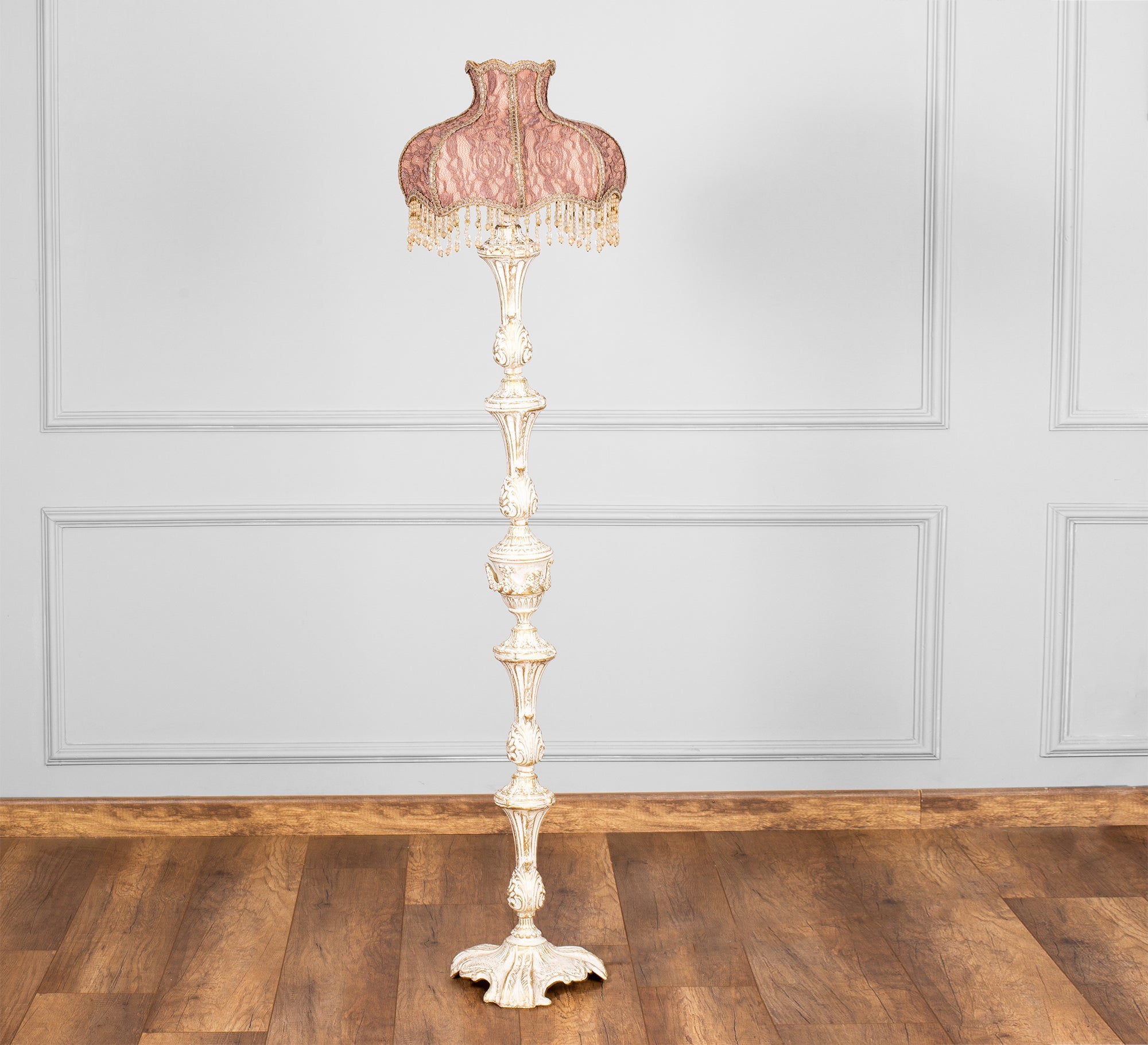 Antique floor lamp with elegant style - Vitrine Furniture - Lighting