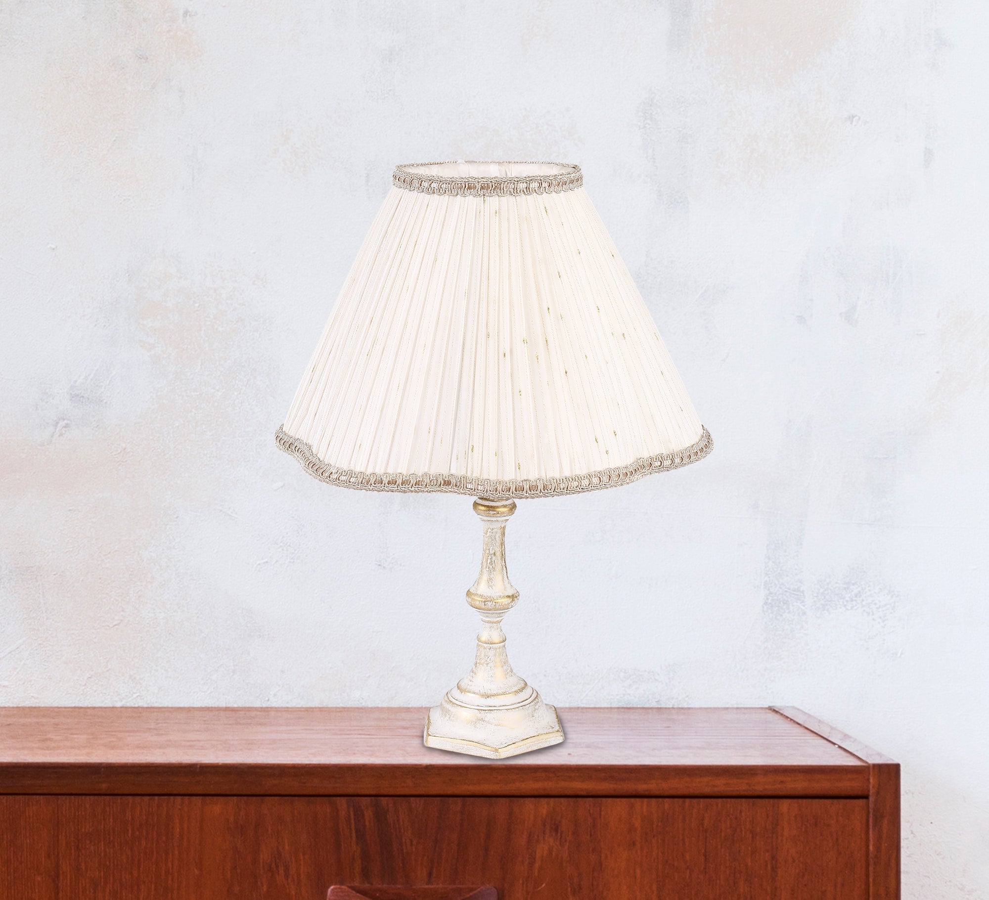 Antique lamp with a subtle gold touch - Vitrine Furniture - Lighting