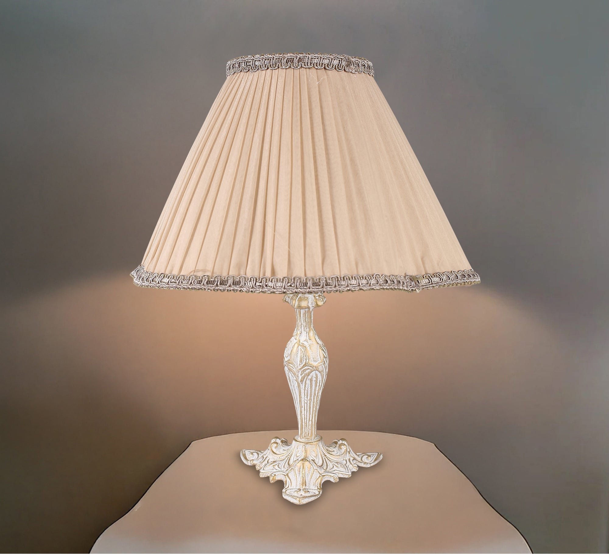 Beautiful classic table lamp - Vitrine Furniture - Lighting