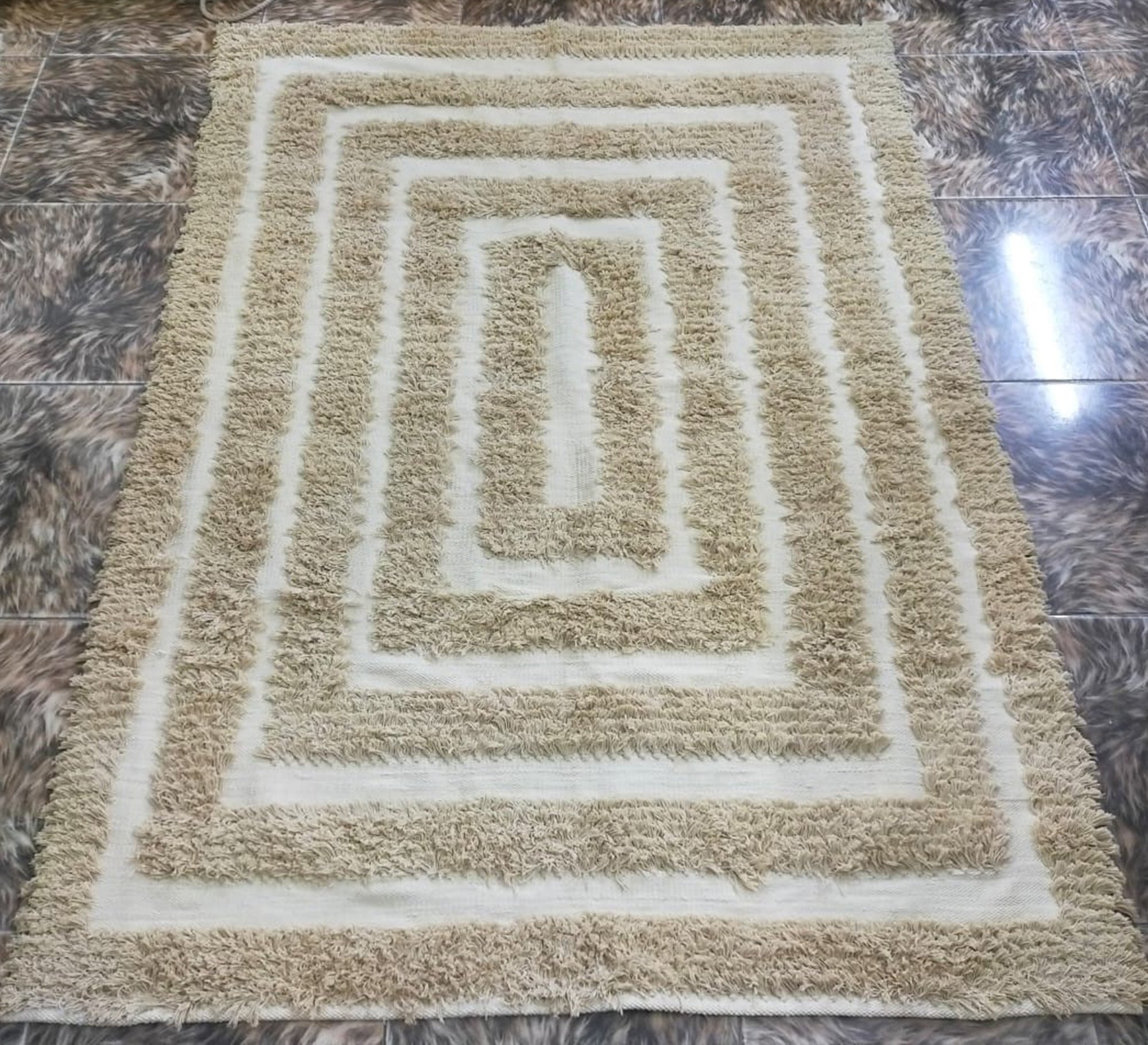 Beige rug with a raised rectangular pattern - Vitrine Furniture - Accessories