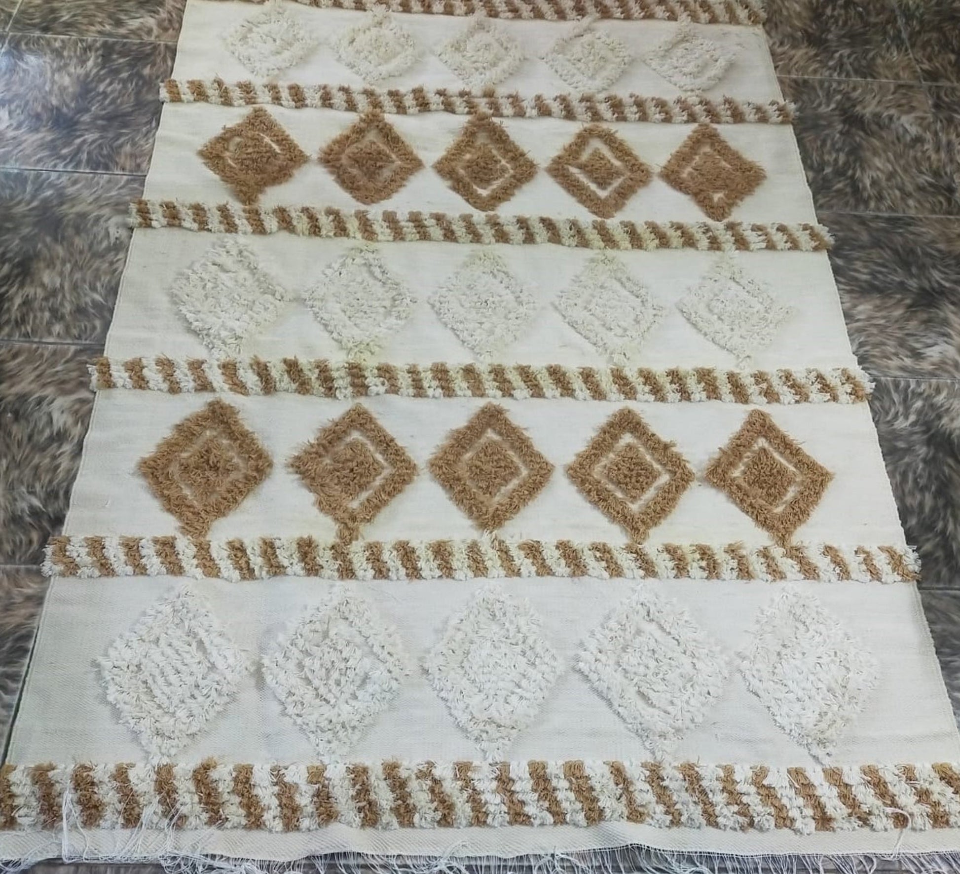 Beige rug with an elegant diamond pattern and delicate fringes - Vitrine Furniture - Accessories