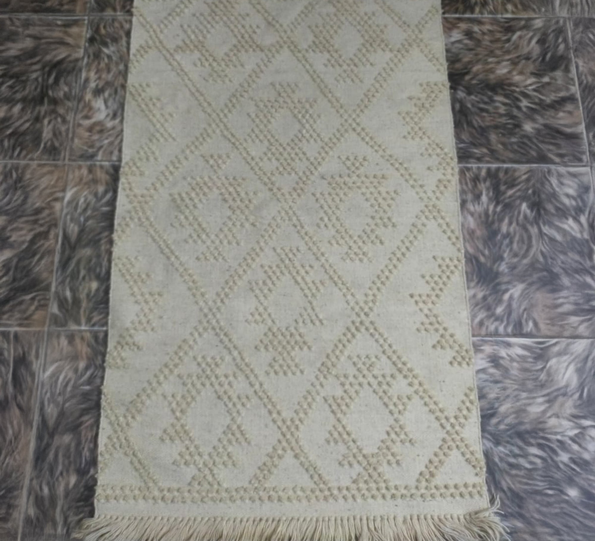 Beige rustic rug with a soft geometric diamond pattern - Vitrine Furniture - Accessories